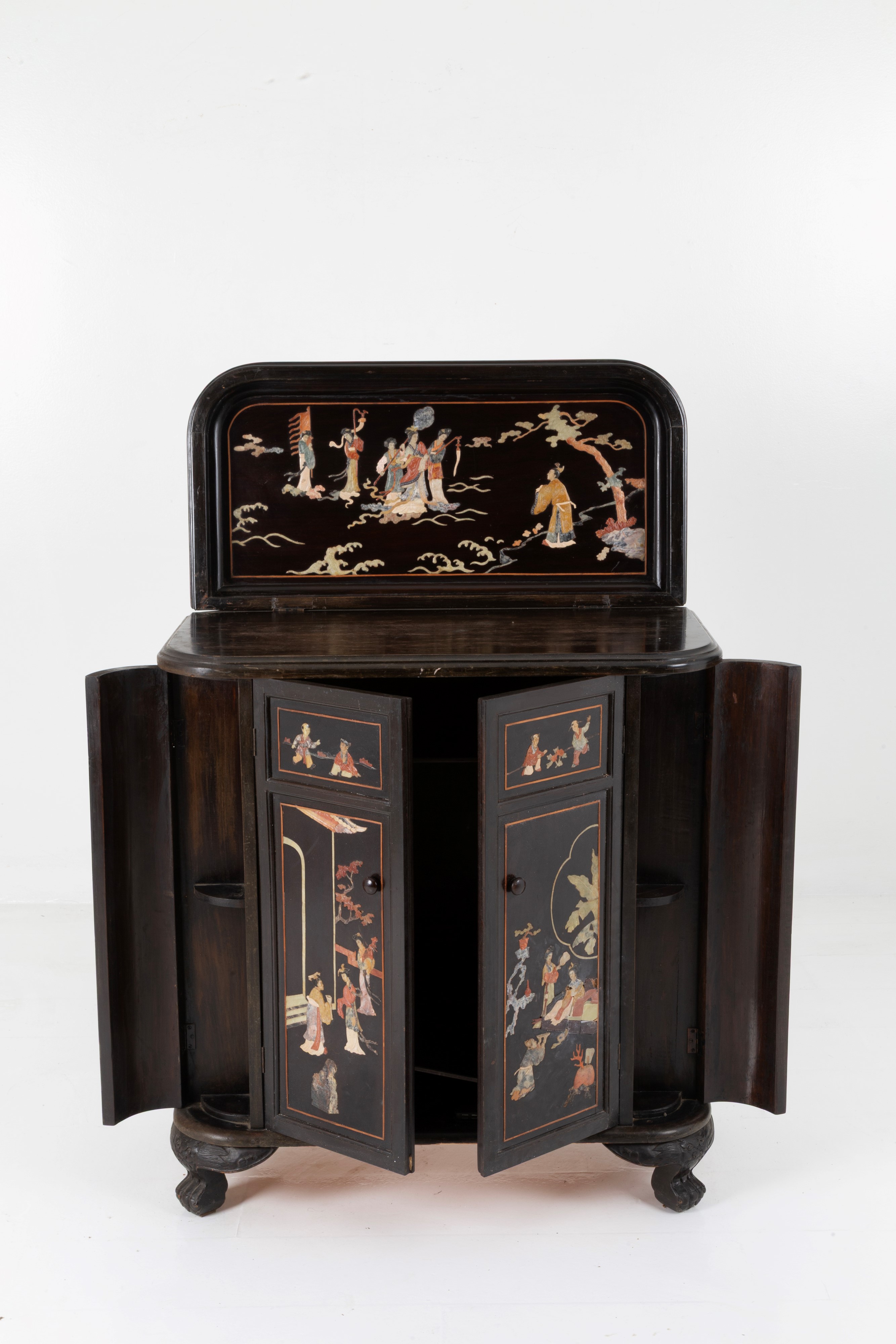 Piccola credenza in legno ebanizzato e pietre dure
