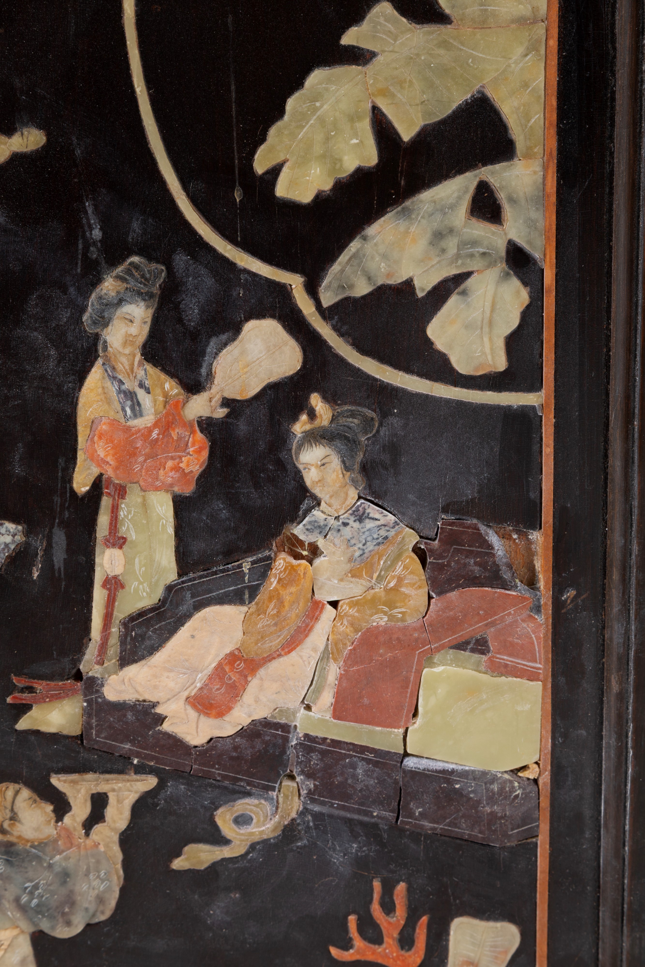 Piccola credenza in legno ebanizzato e pietre dure