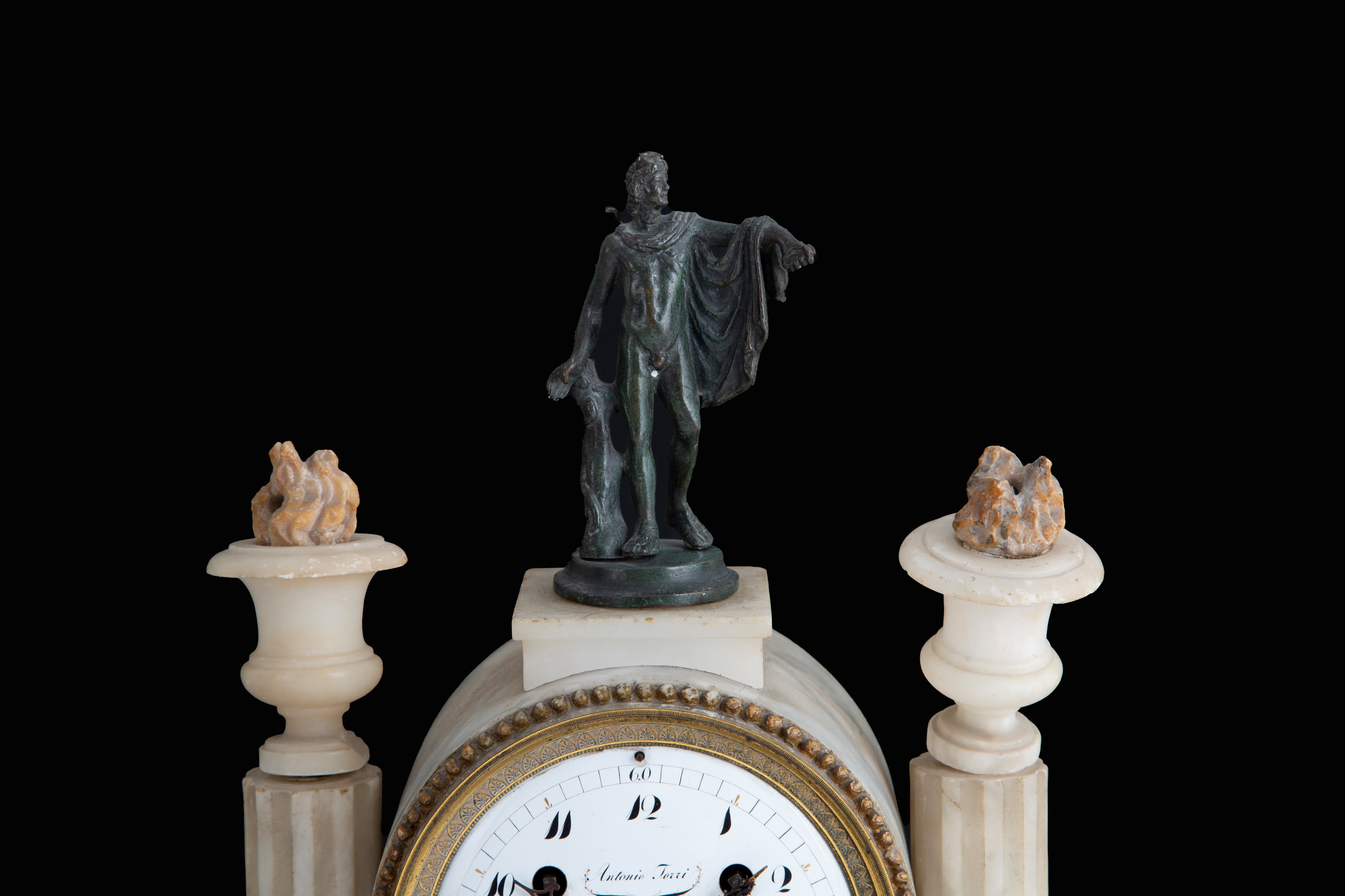 Orologio in Alabastro con Finiture in Bronzo Cesellato