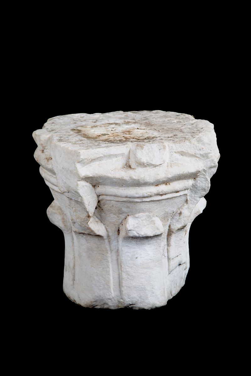 Capitello in marmo