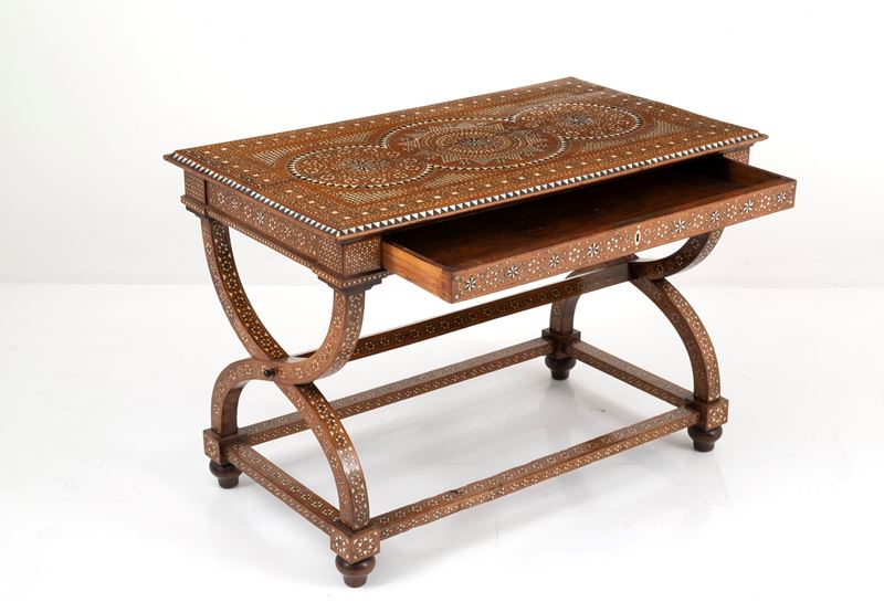 Tavolo in legno intarsiato