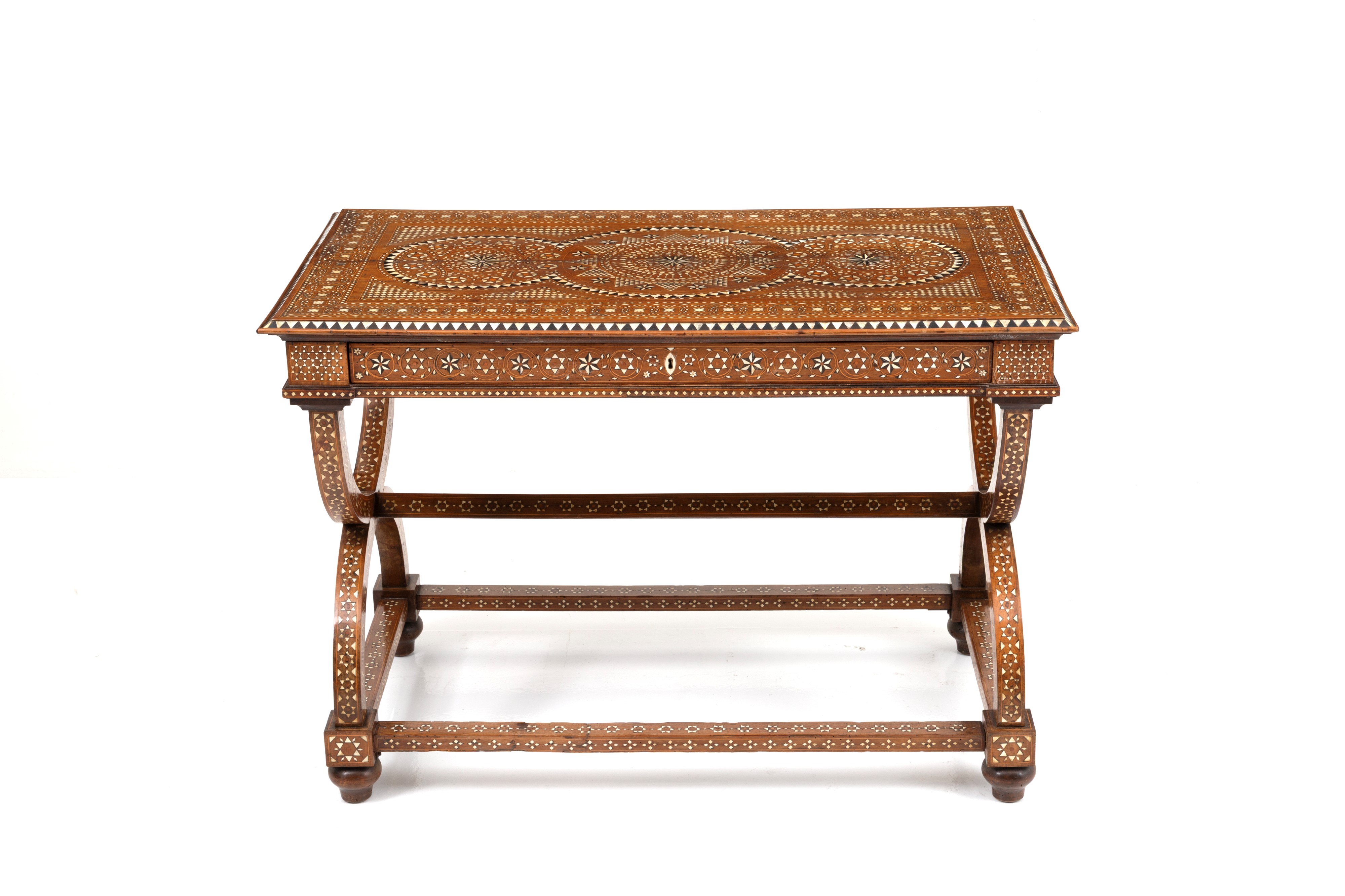 Tavolo in legno intarsiato