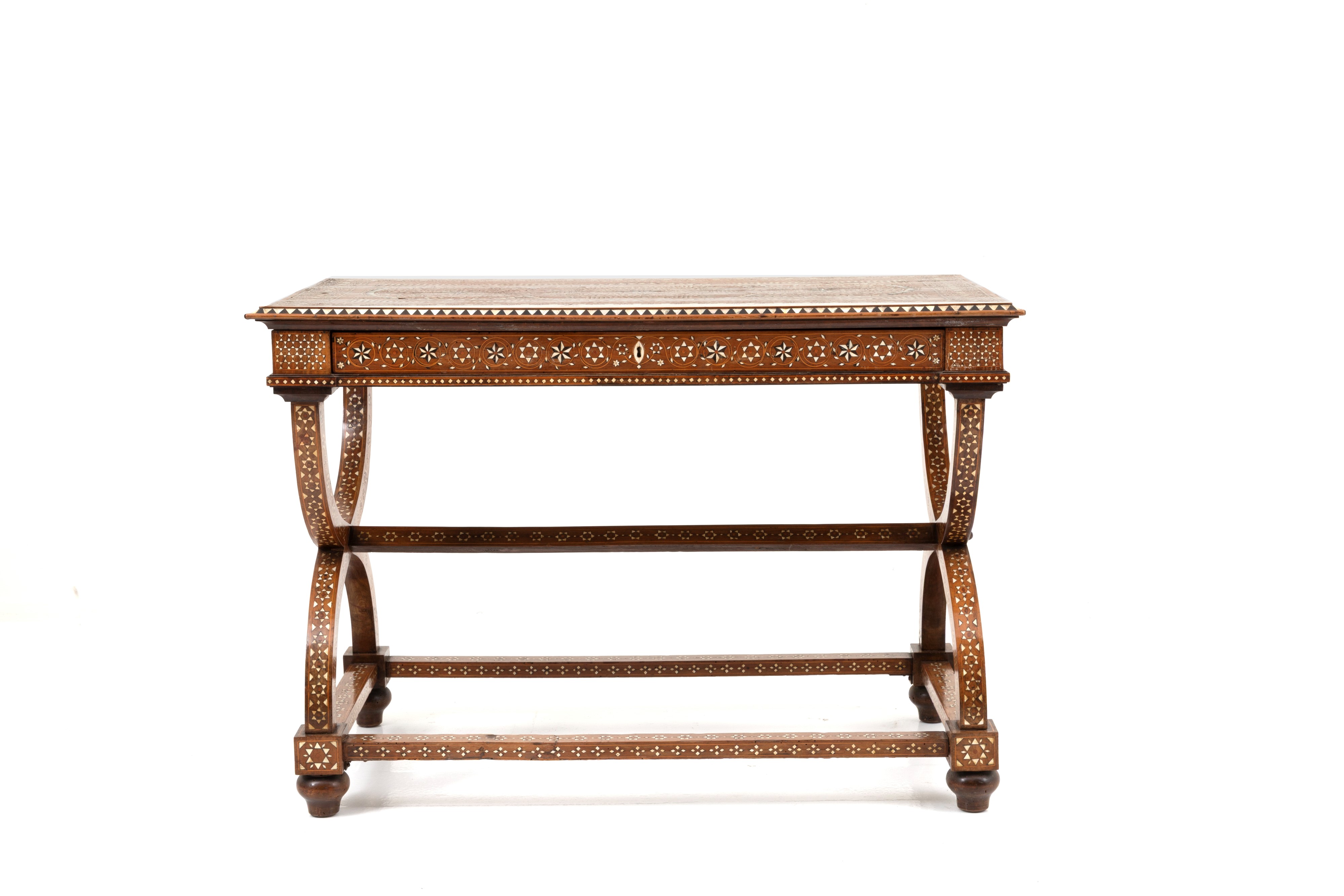 Tavolo in legno intarsiato