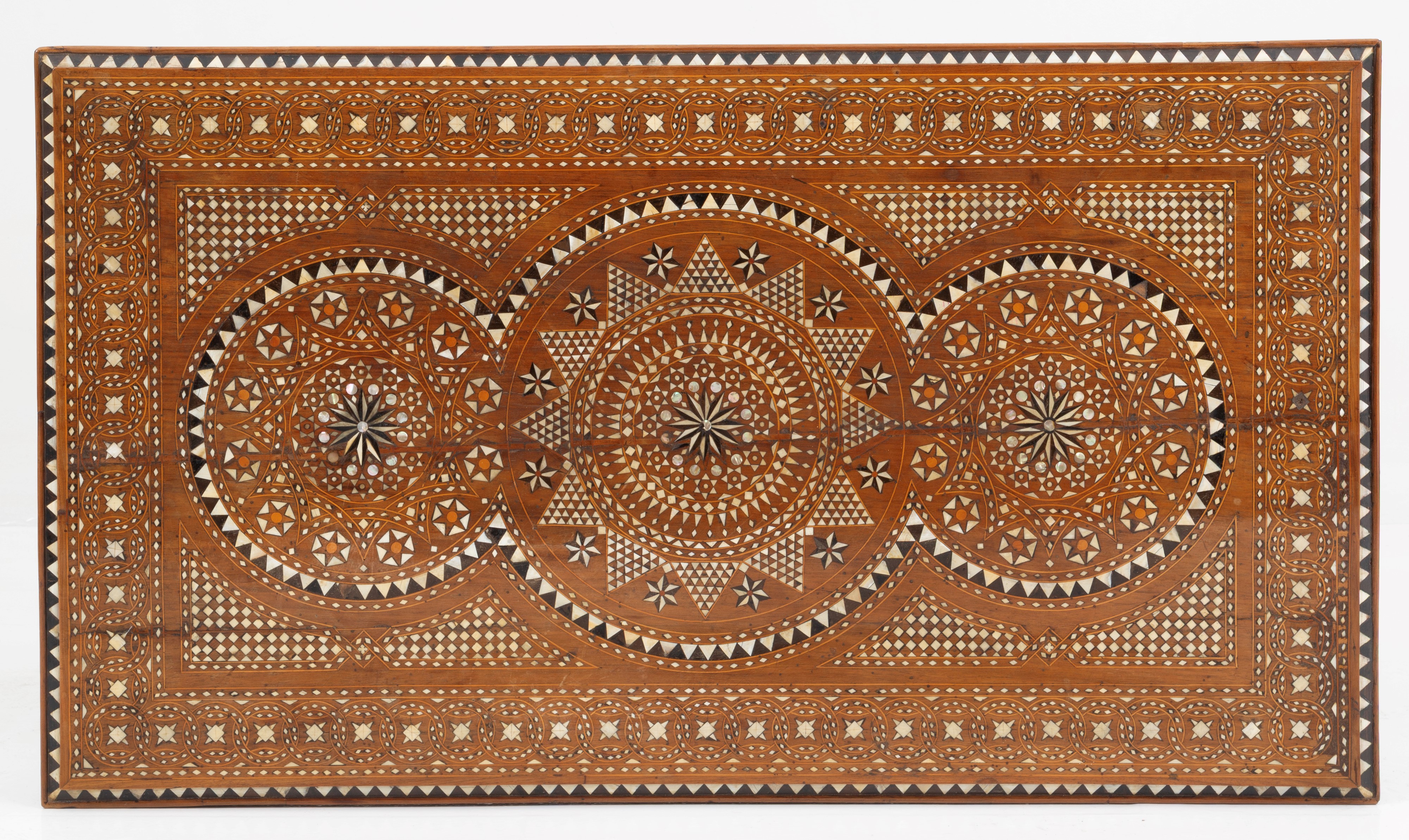 Tavolo in legno intarsiato