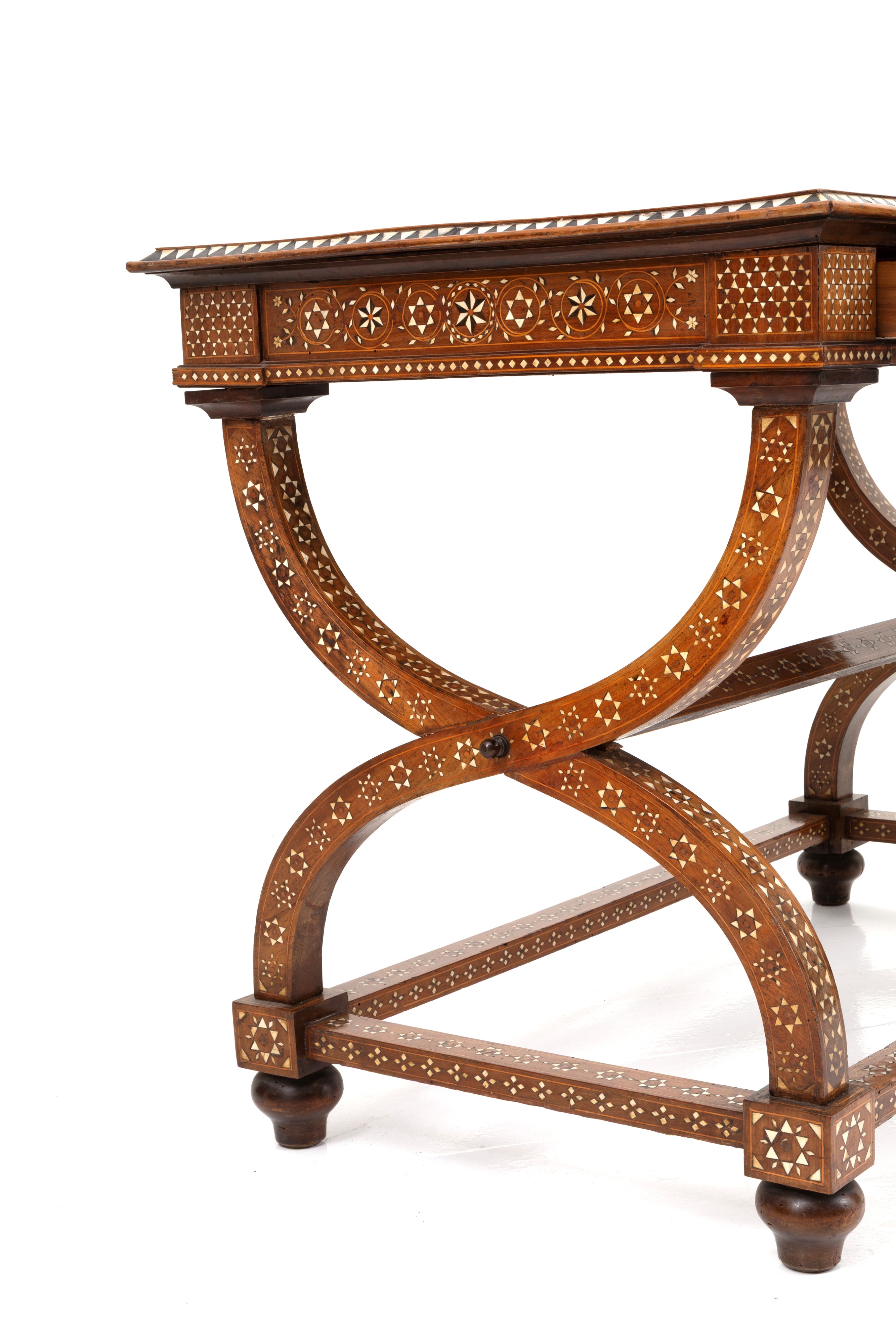 Tavolo in legno intarsiato