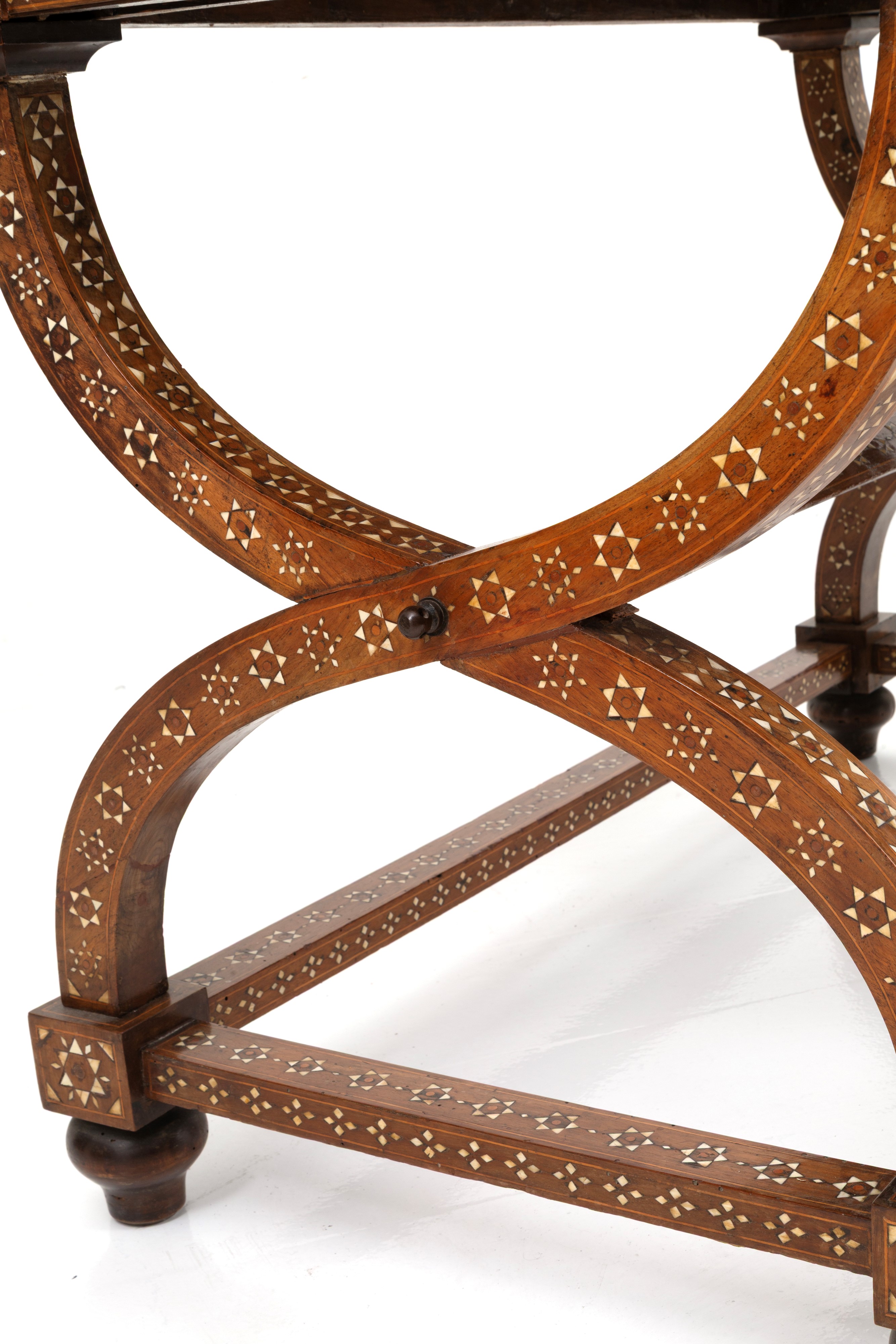 Tavolo in legno intarsiato