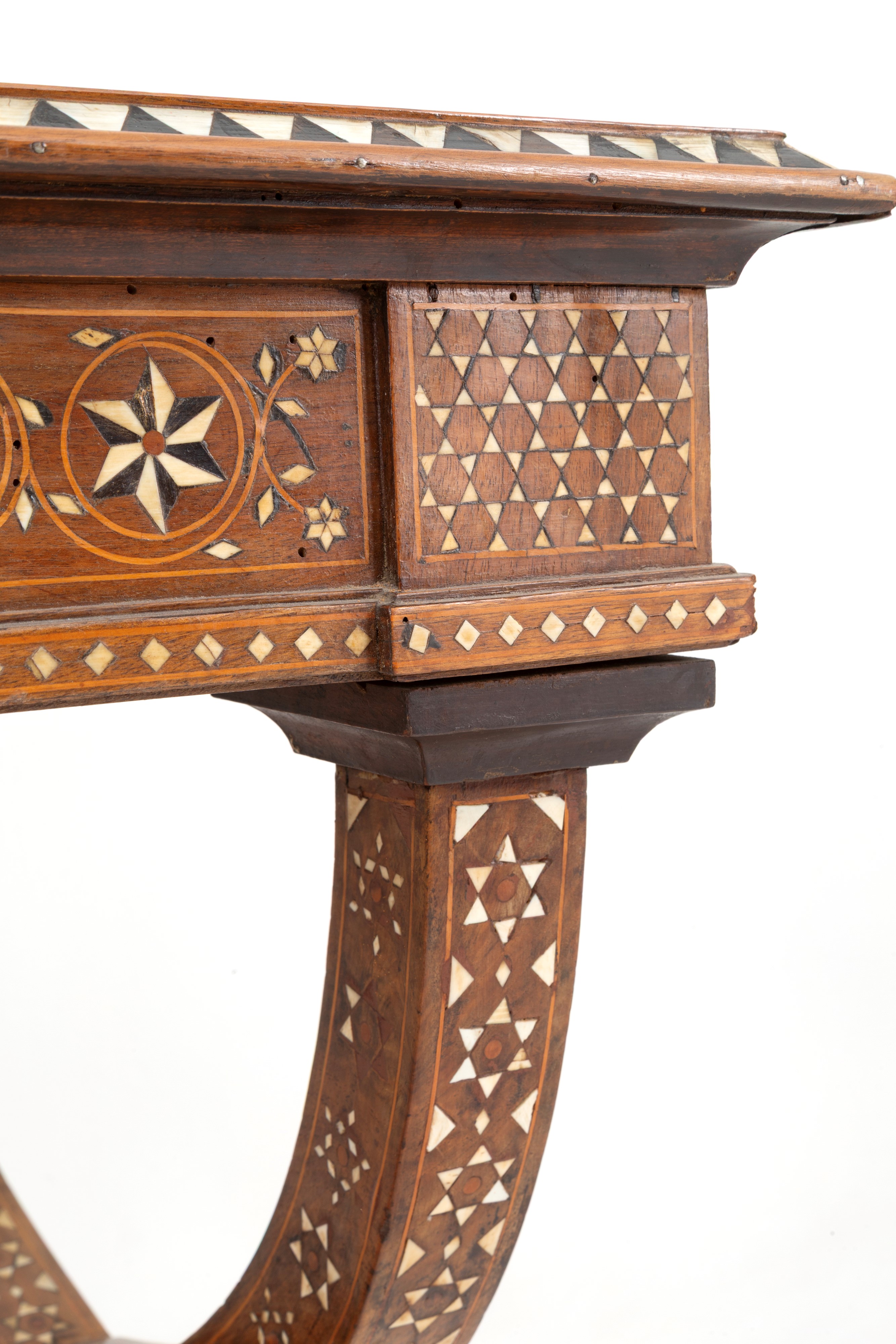 Tavolo in legno intarsiato