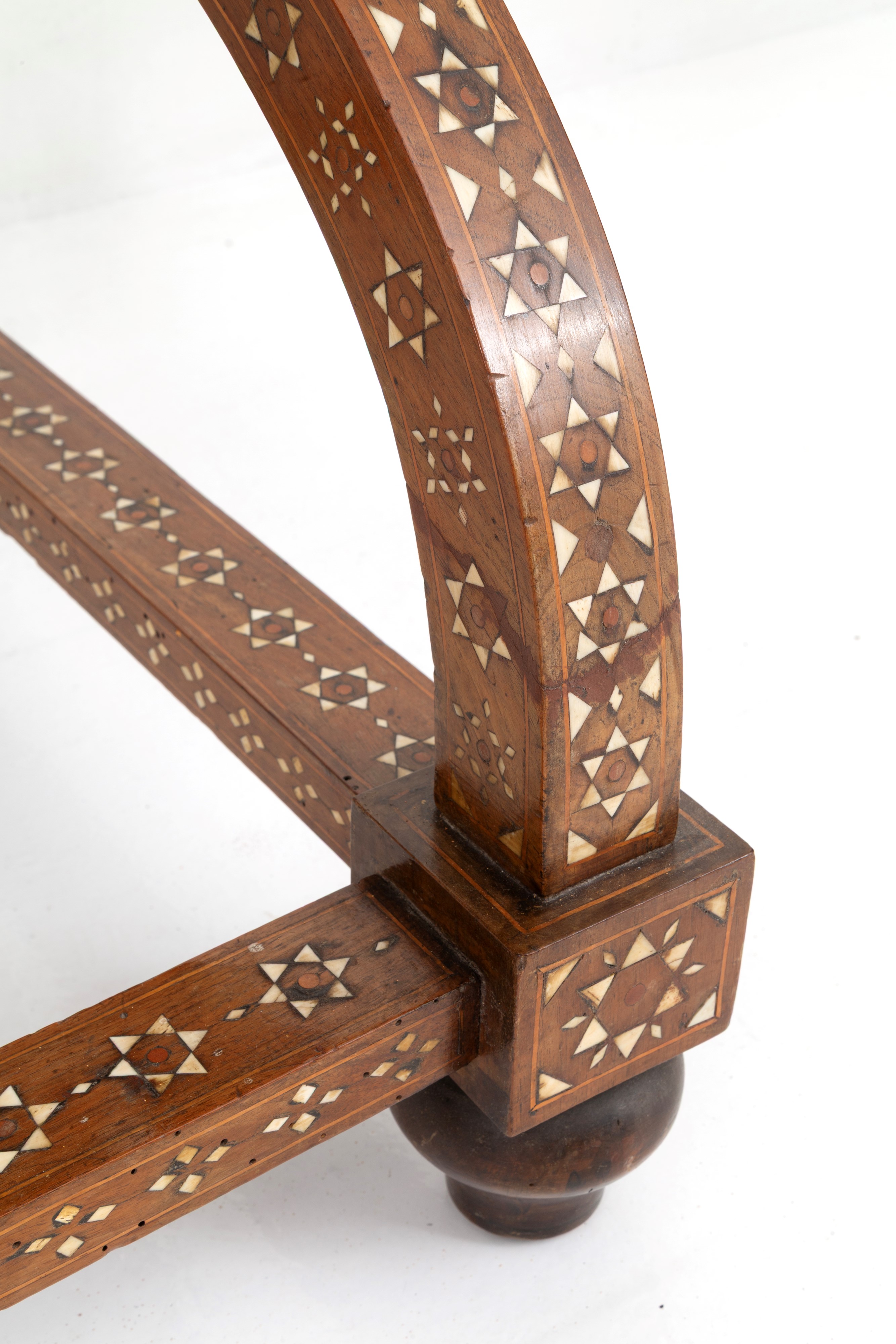 Tavolo in legno intarsiato