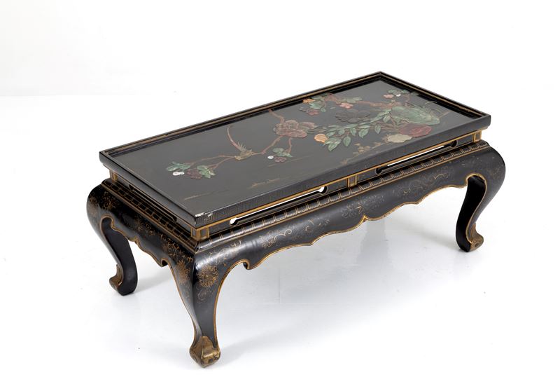 Tavolino laccato, dorato e con pietre dure