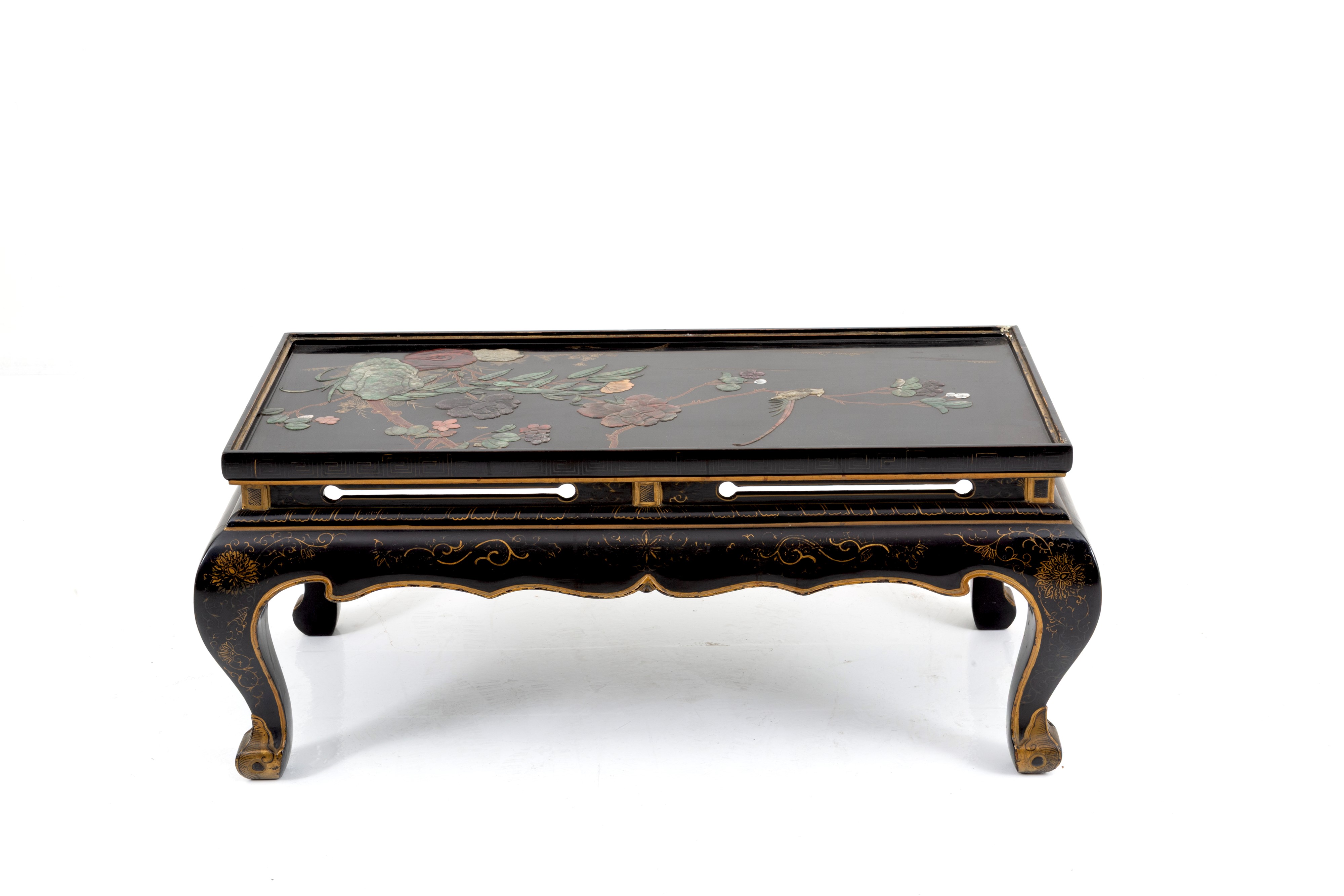 Tavolino laccato, dorato e con pietre dure