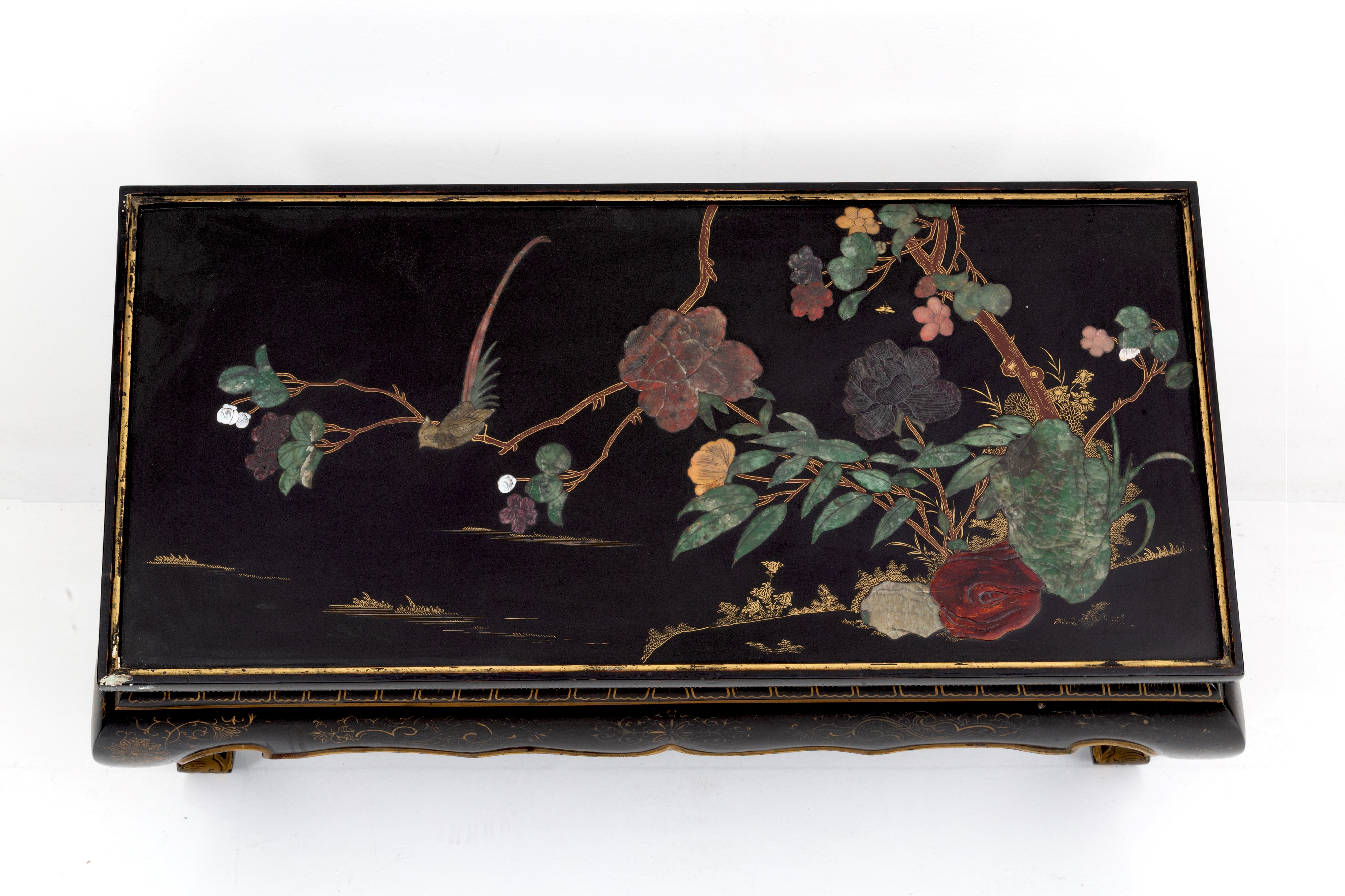 Tavolino laccato, dorato e con pietre dure