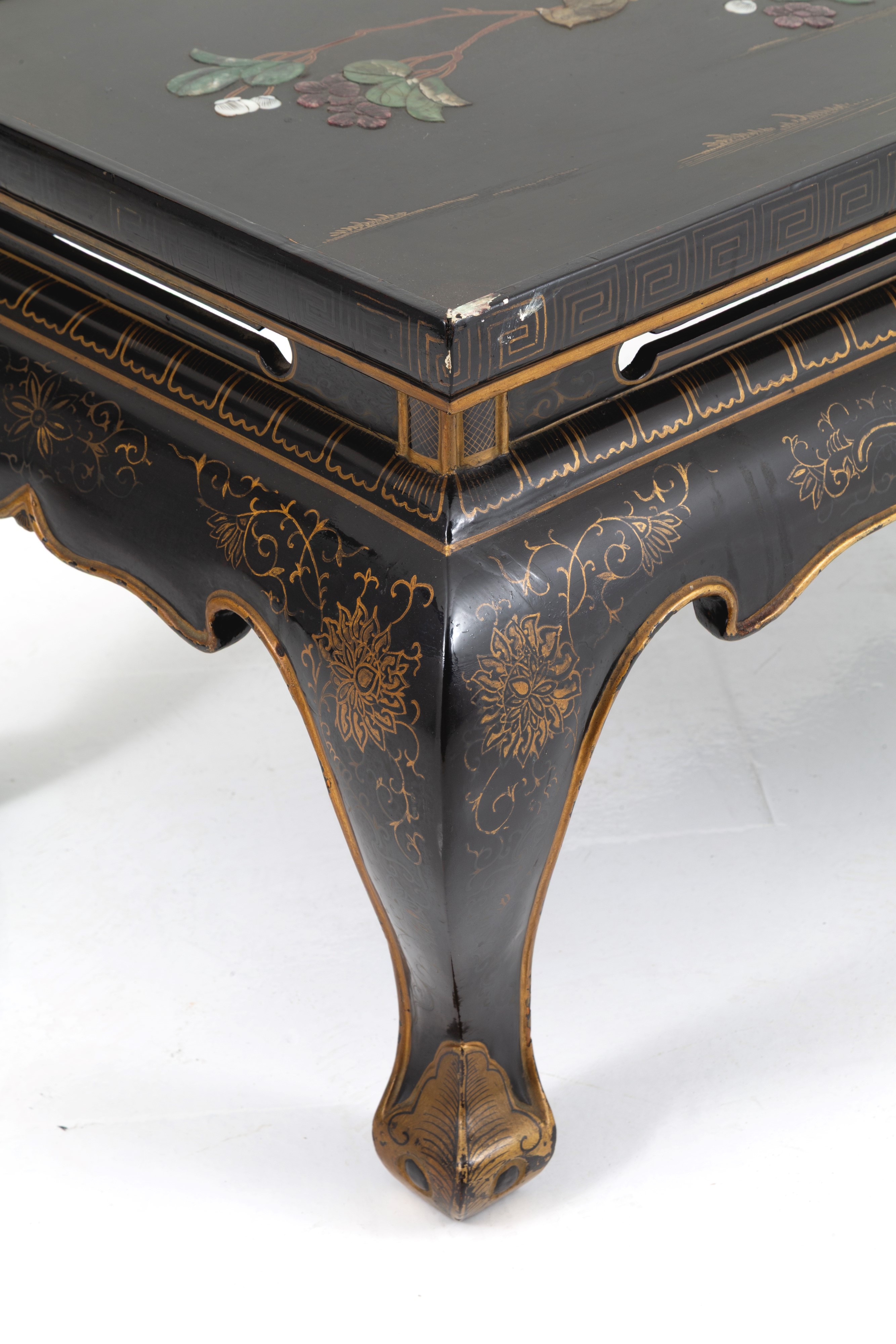 Tavolino laccato, dorato e con pietre dure