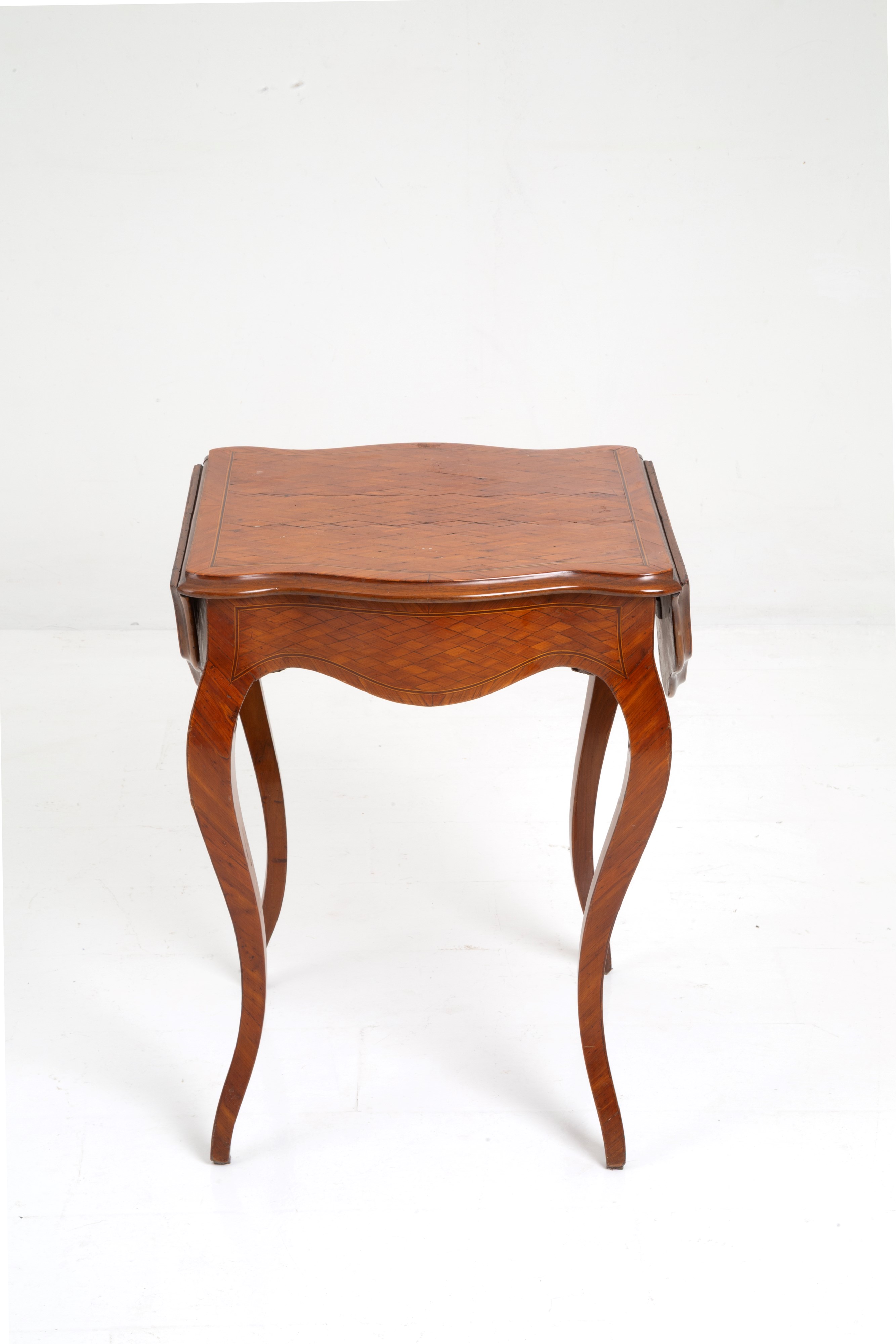 Tavolino intarsiato