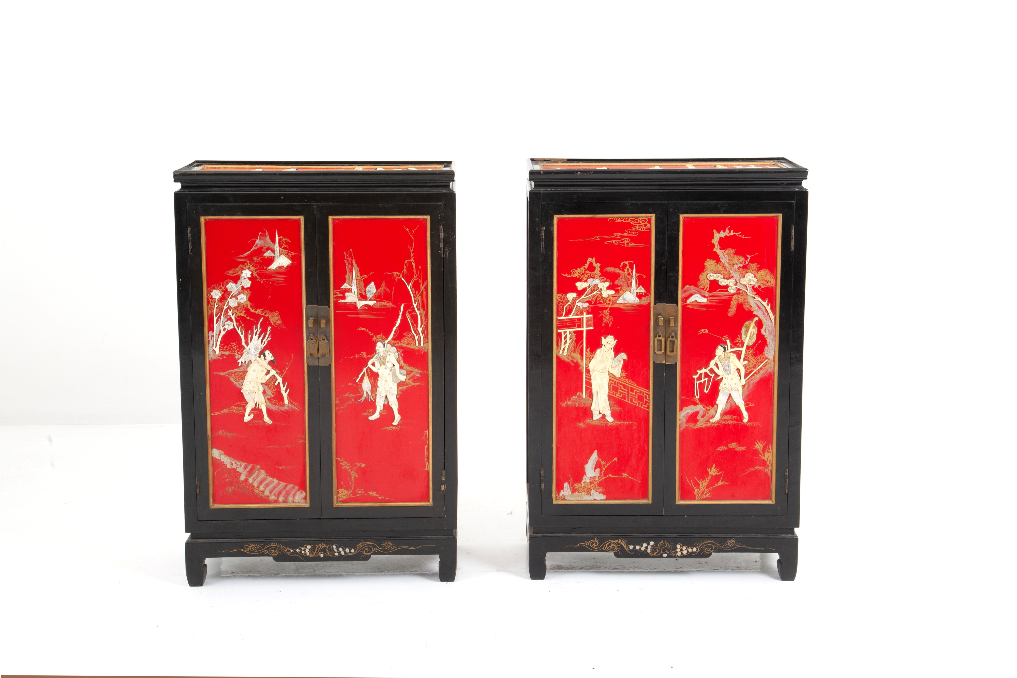 Coppia di mobiletti laccati