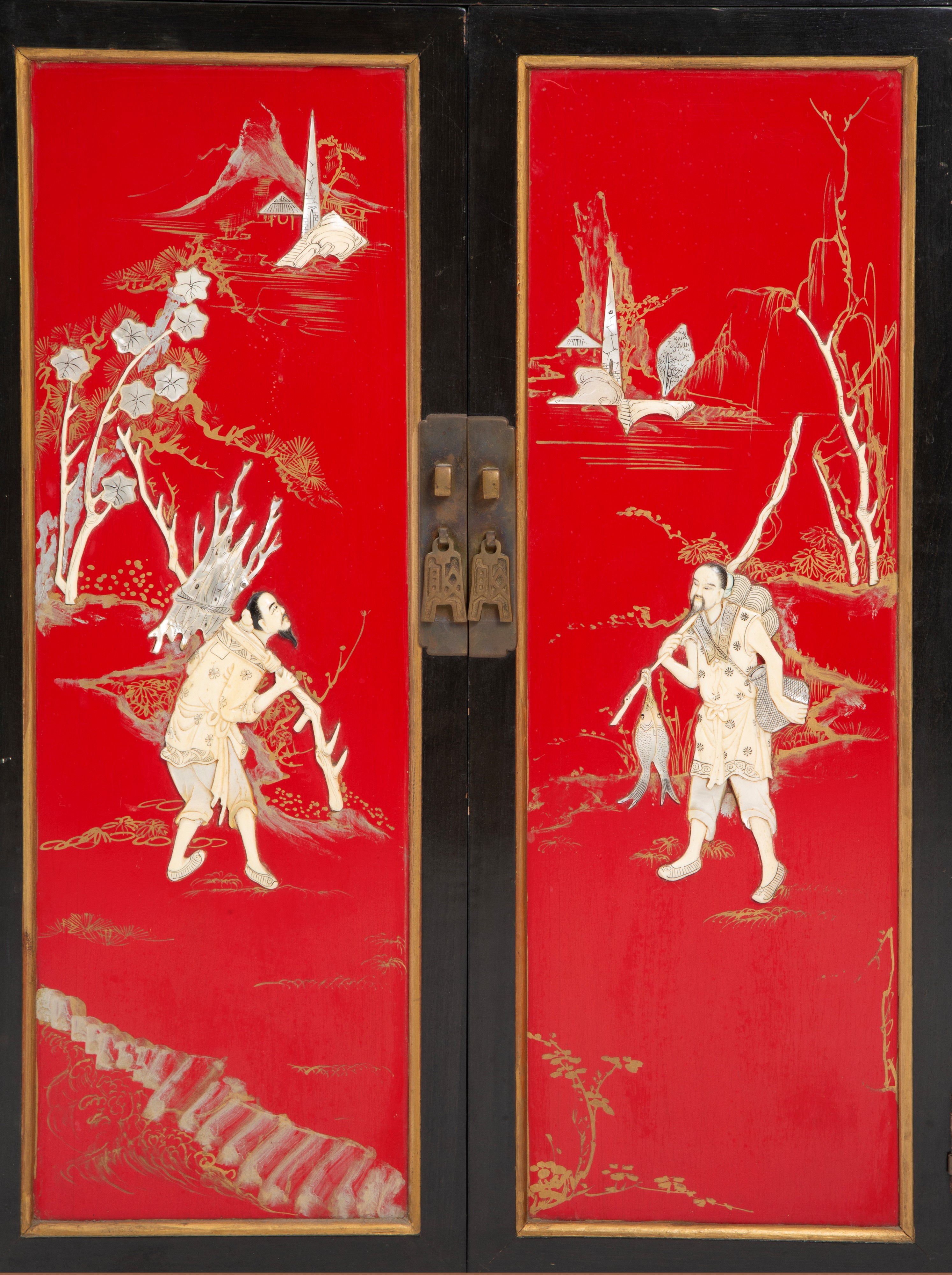 Coppia di mobiletti laccati