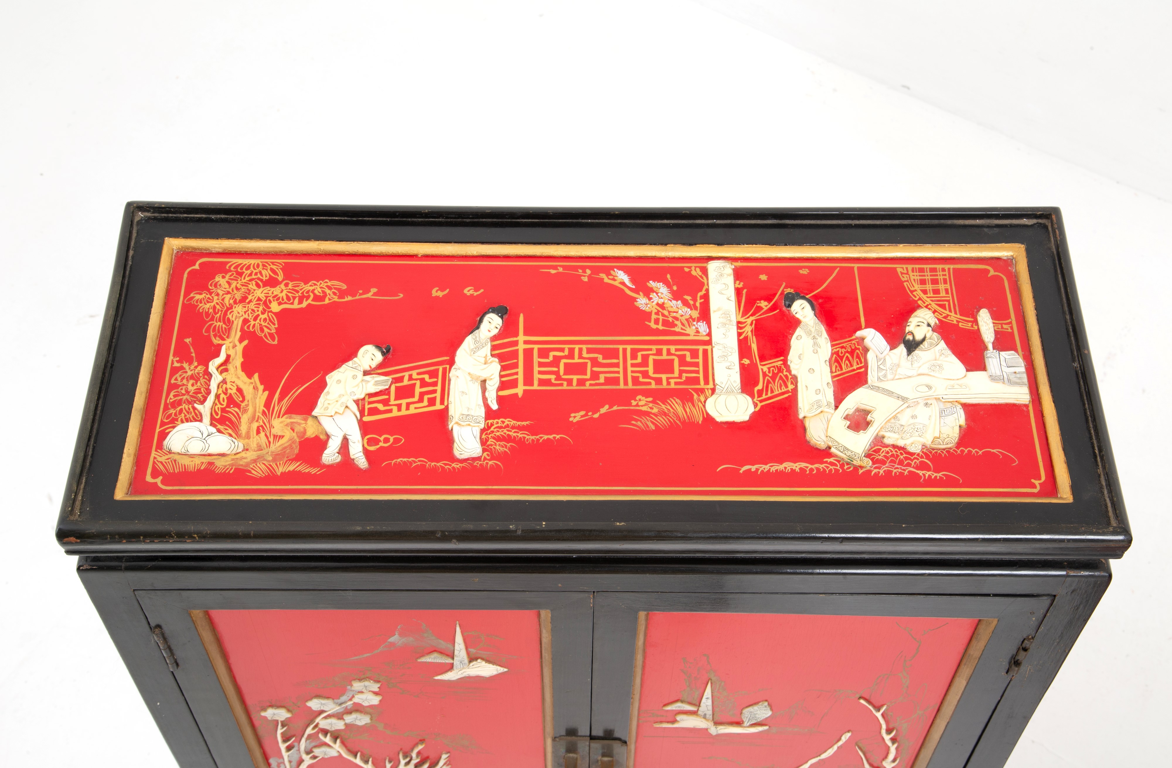 Coppia di mobiletti laccati