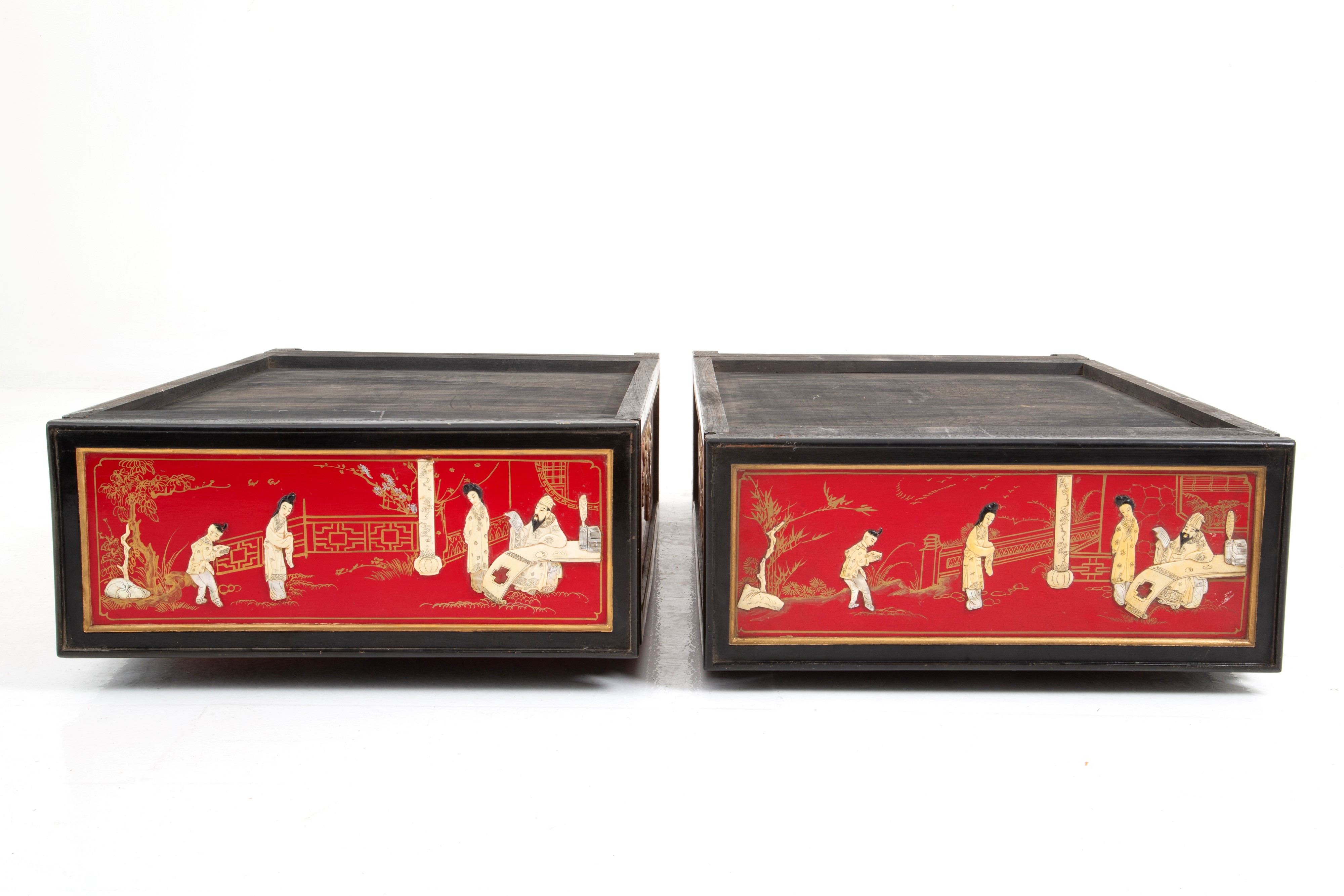 Coppia di mobiletti laccati