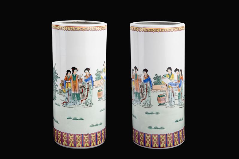 Coppia di vasi in porcellana