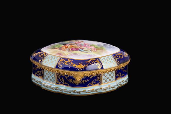 Porcelain box "GALANTE SCENE"