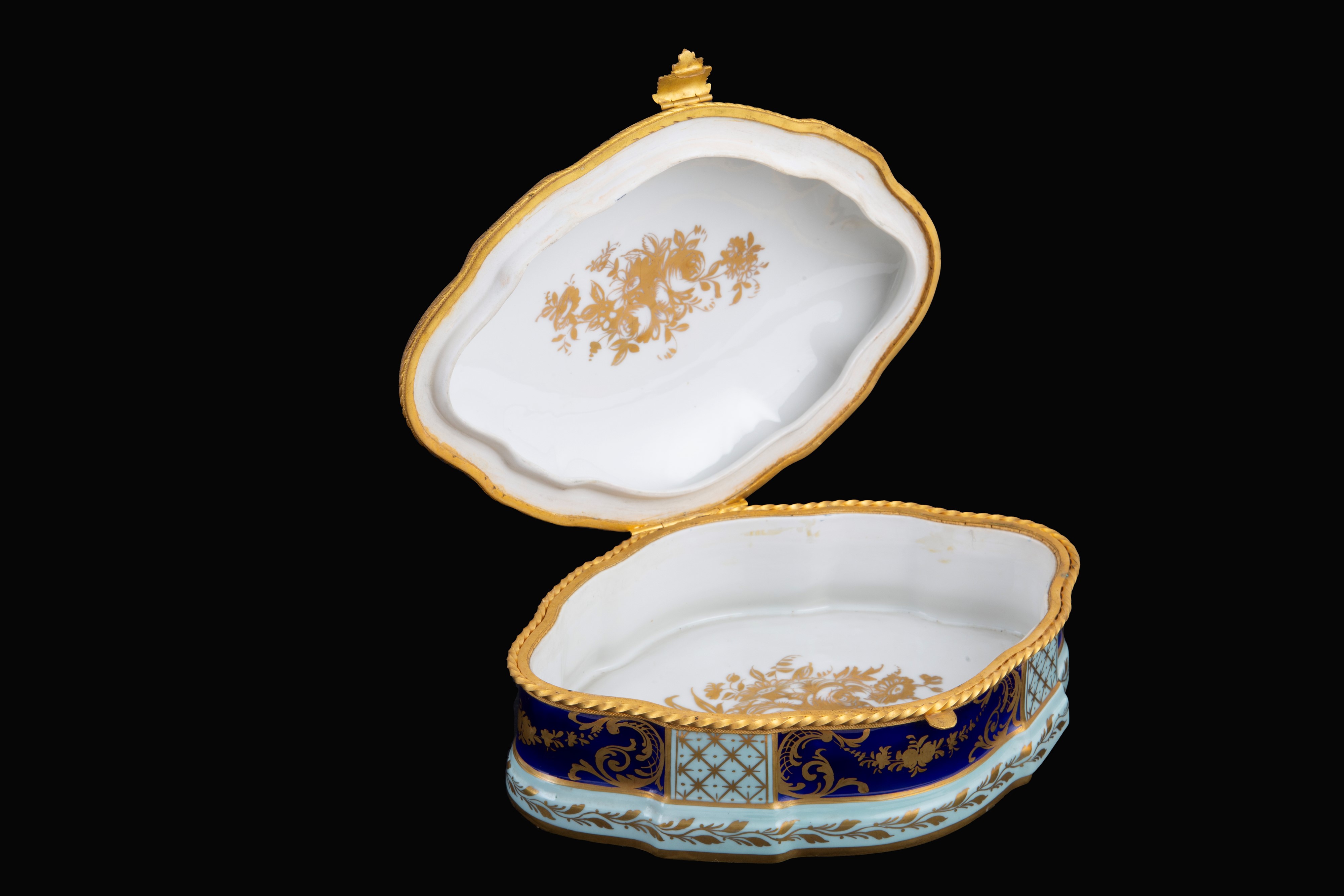 Scatola in porcellana "SCENA GALANTE"