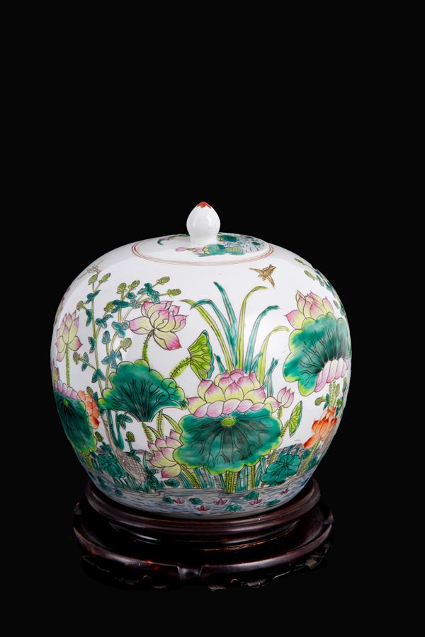 Porcelain pot with lid