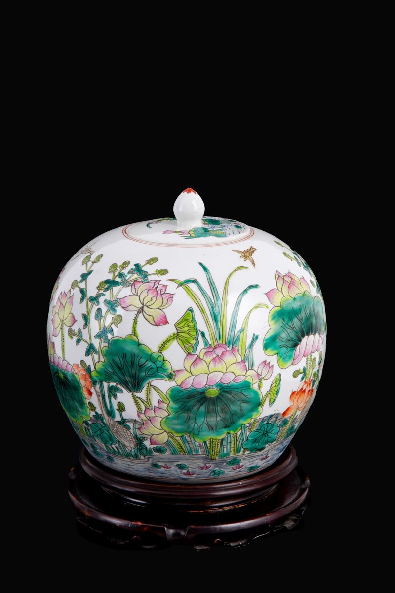 Potiche con coperchio in porcellana