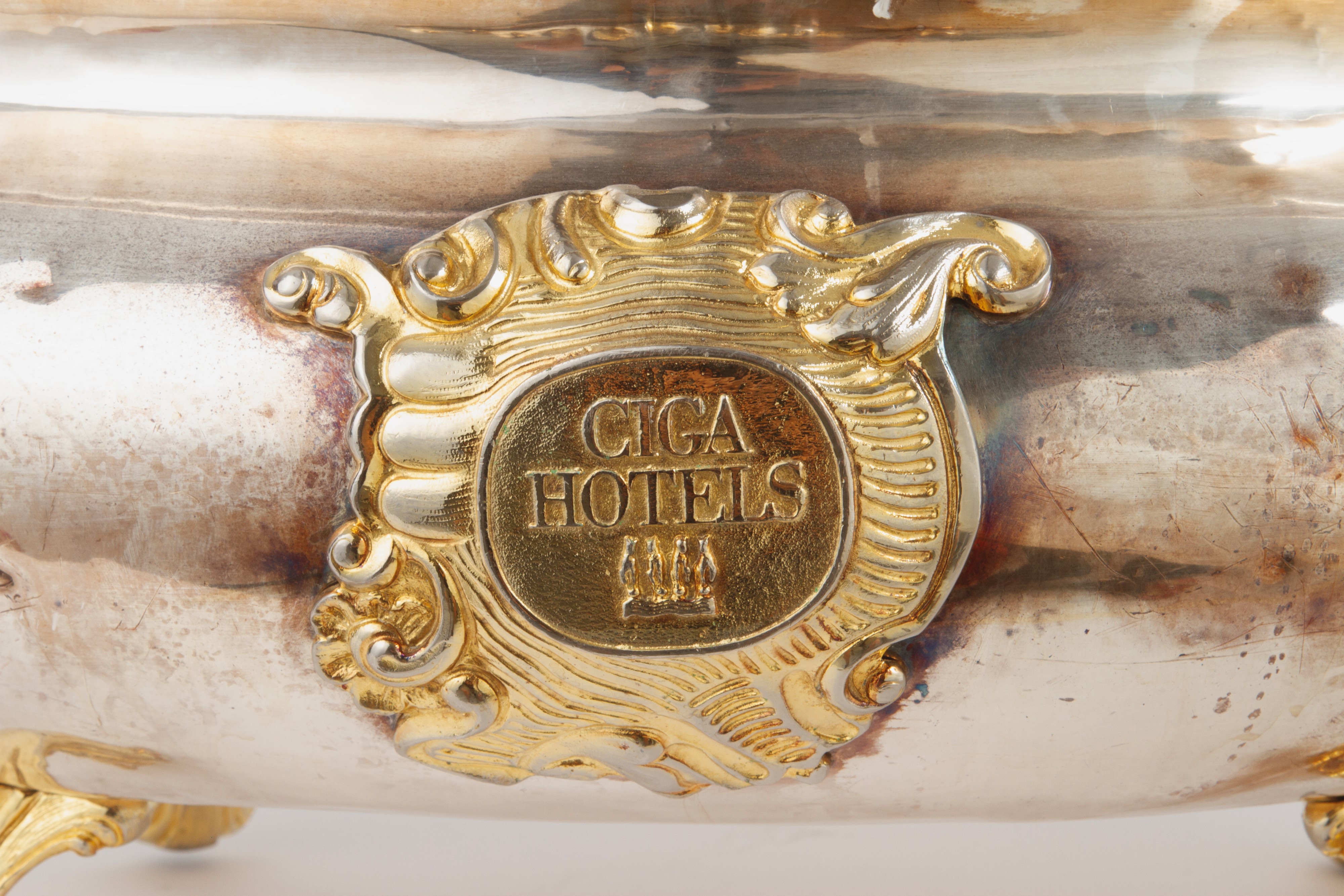 Coppia di cachepot ovali in metallo argentato e dorato, CIGA HOTELS, XX secolo