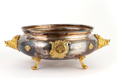 Cachepot in metallo argentato e dorato con manici a forma di cinghiale