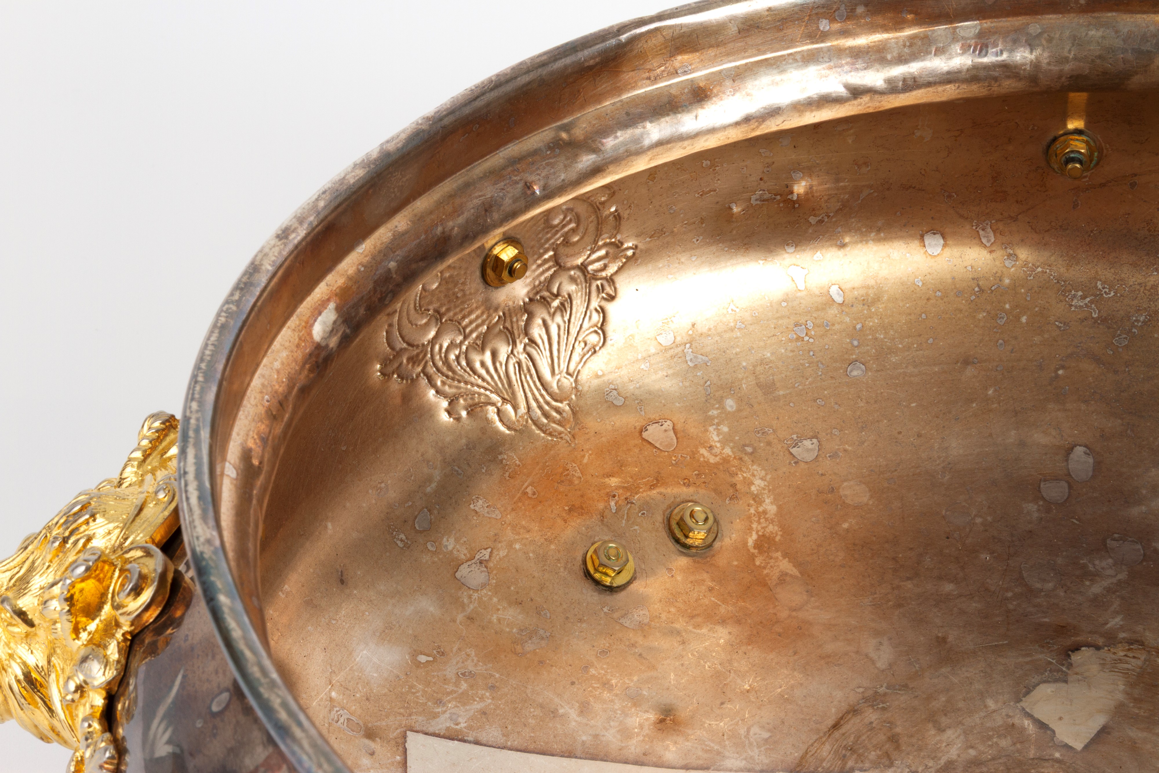 Cachepot in metallo argentato e dorato con manici a forma di cinghiale