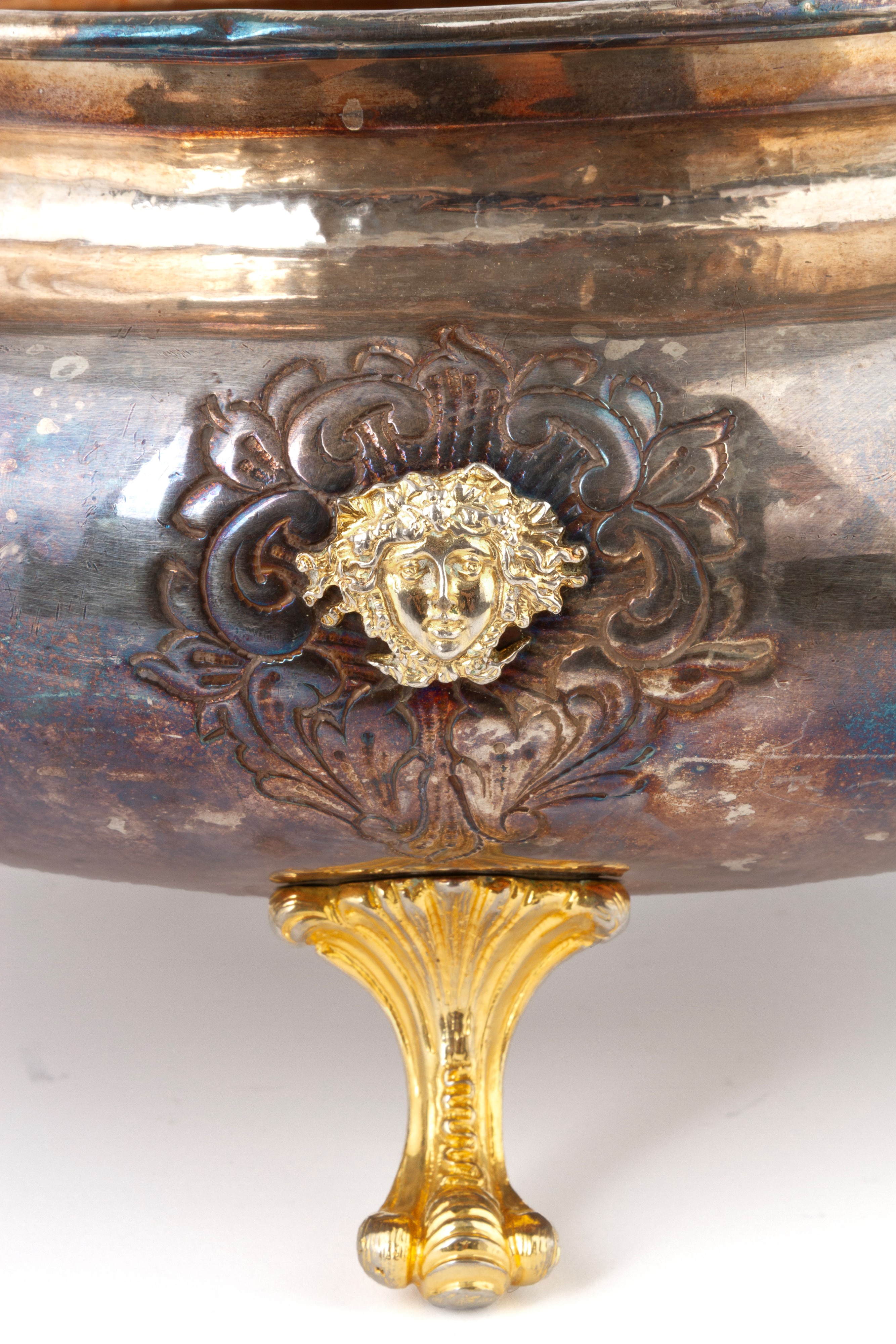 Cachepot in metallo argentato e dorato con manici a forma di cinghiale