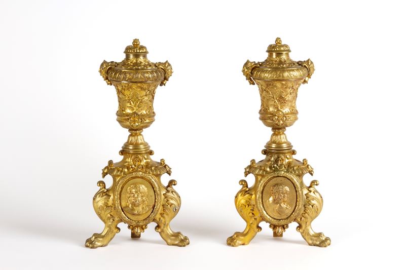 Coppia di elementi da decoro