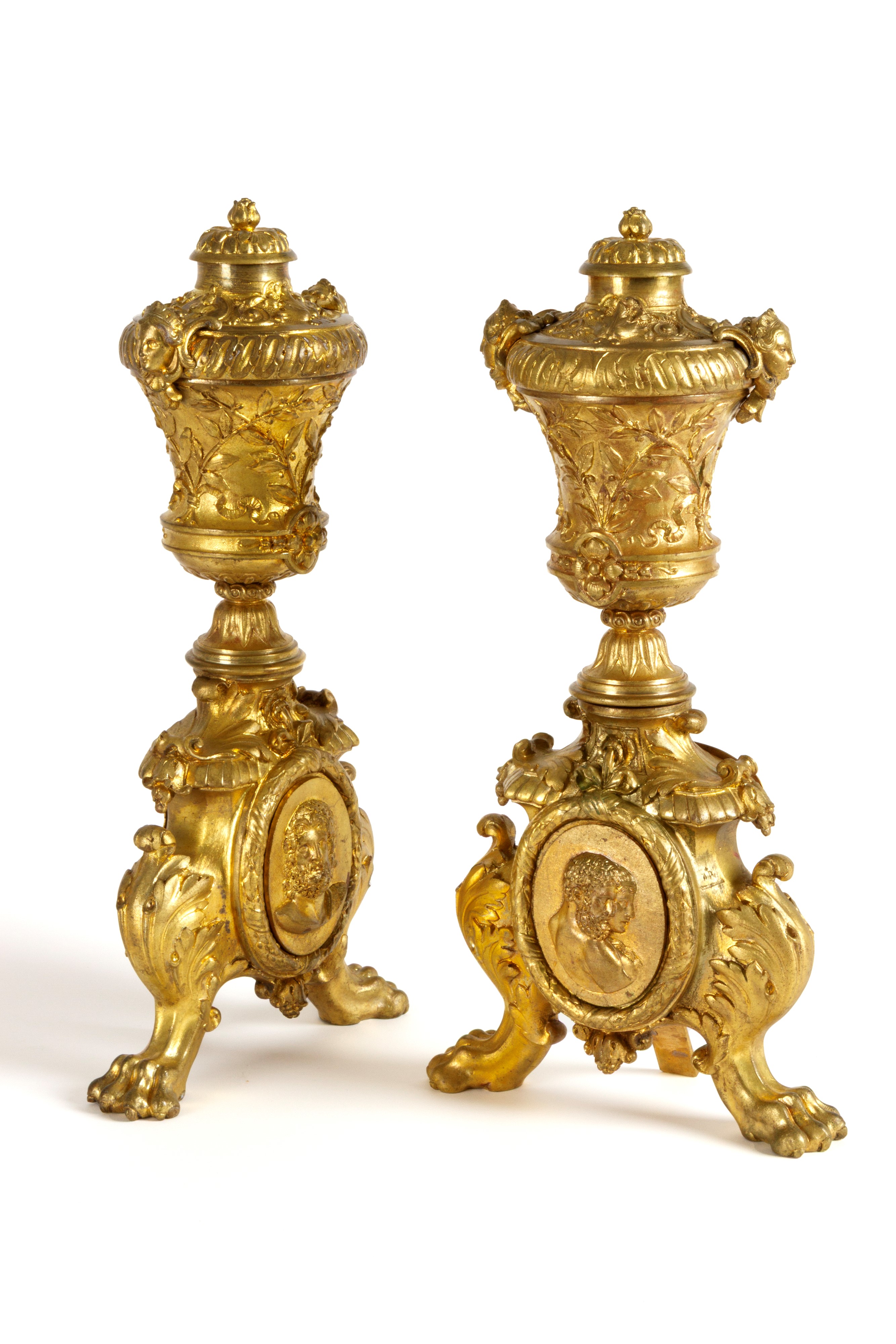 Coppia di elementi da decoro