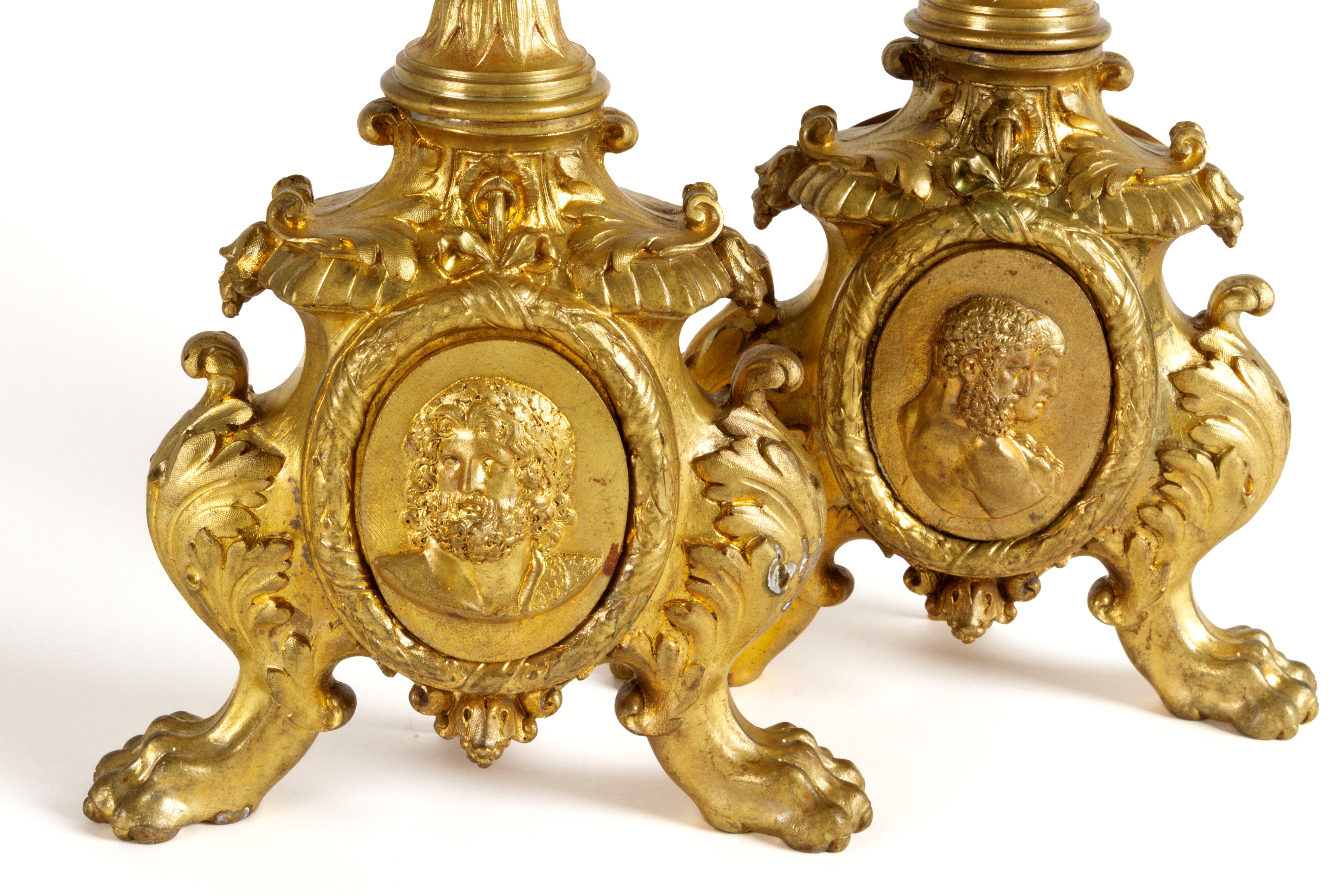 Coppia di elementi da decoro