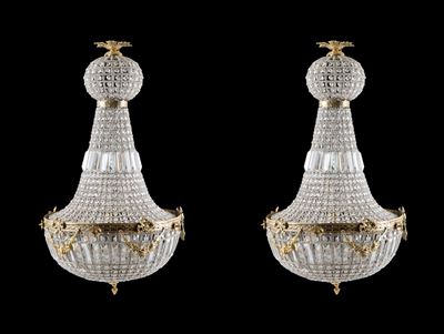 Coppia di lampadari a mongolfiera, sei luci in bronzo dorato con perline in vetro, XX secolo