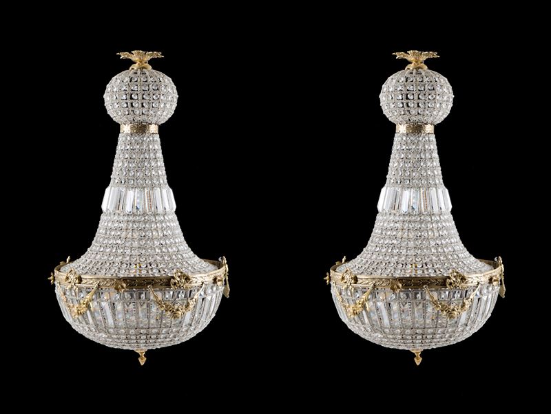 Coppia di lampadari a mongolfiera, sei luci in bronzo dorato con perline in vetro, XX secolo