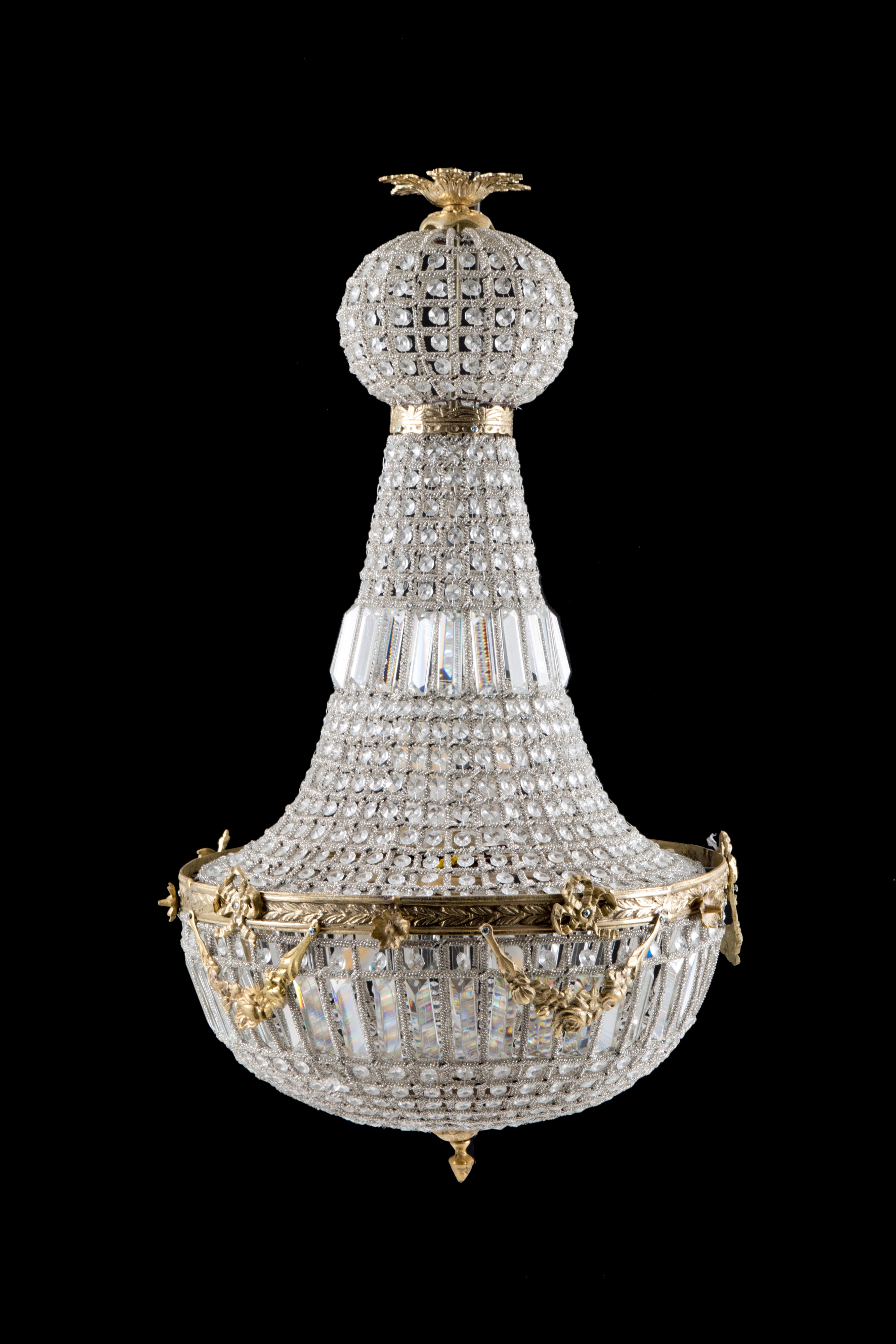 Coppia di lampadari a mongolfiera, sei luci in bronzo dorato con perline in vetro, XX secolo