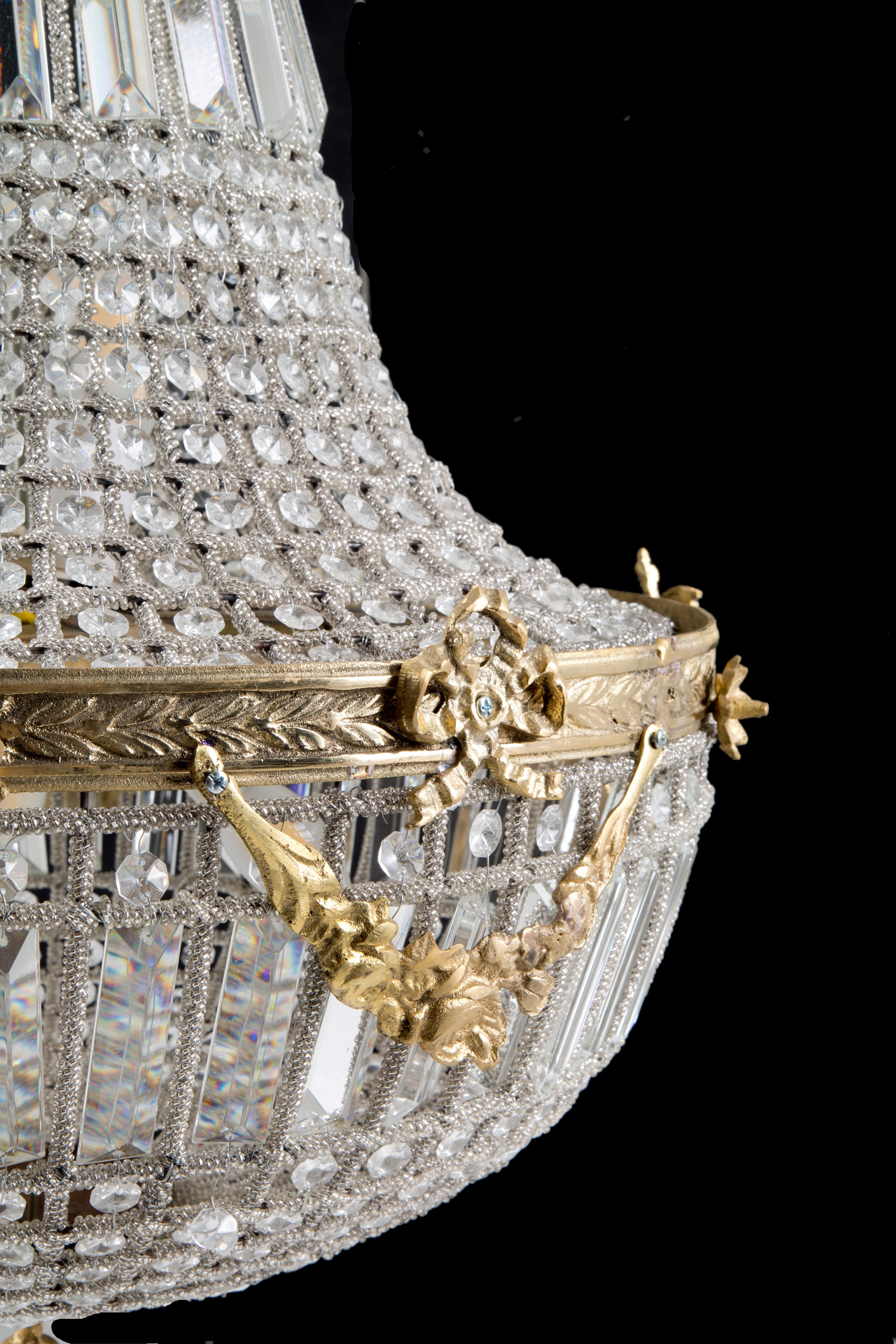 Coppia di lampadari a mongolfiera, sei luci in bronzo dorato con perline in vetro, XX secolo