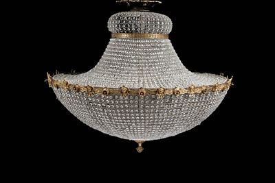 Lampadario in bronzo dorato con sedici luci e perline in vetro, XX secolo