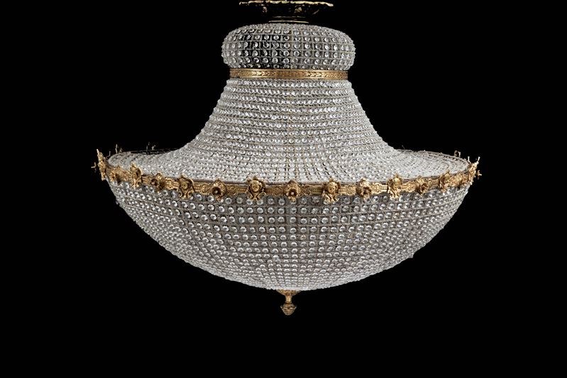 Lampadario in bronzo dorato con sedici luci e perline in vetro, XX secolo