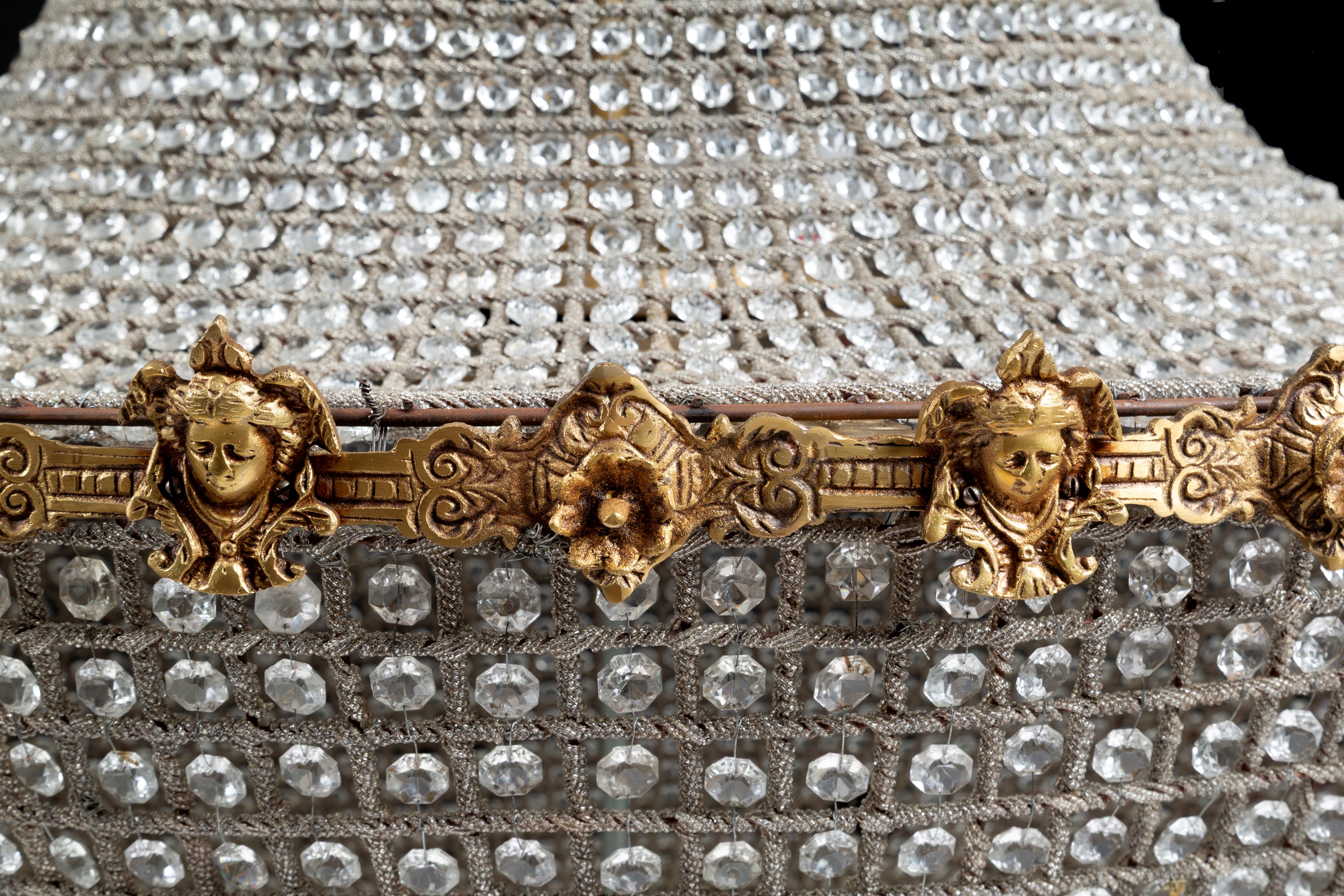 Lampadario in bronzo dorato con sedici luci e perline in vetro, XX secolo