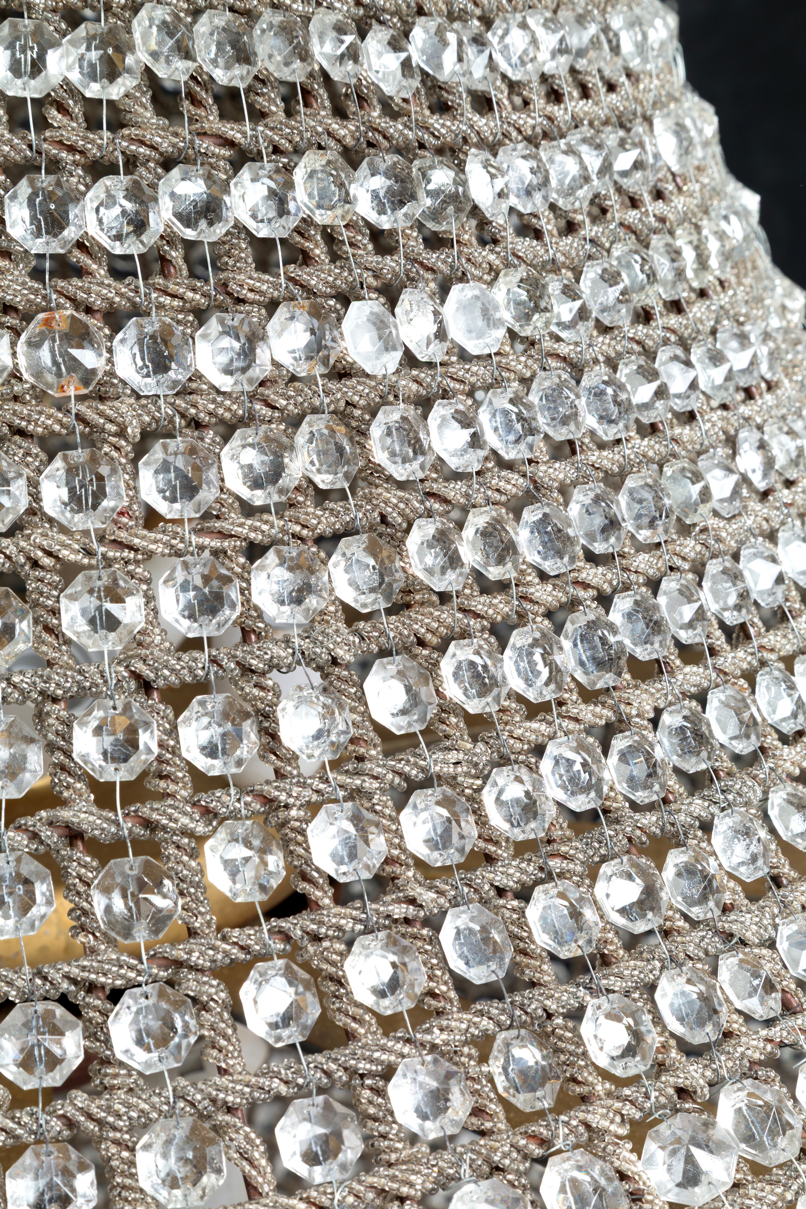 Lampadario in bronzo dorato con sedici luci e perline in vetro, XX secolo