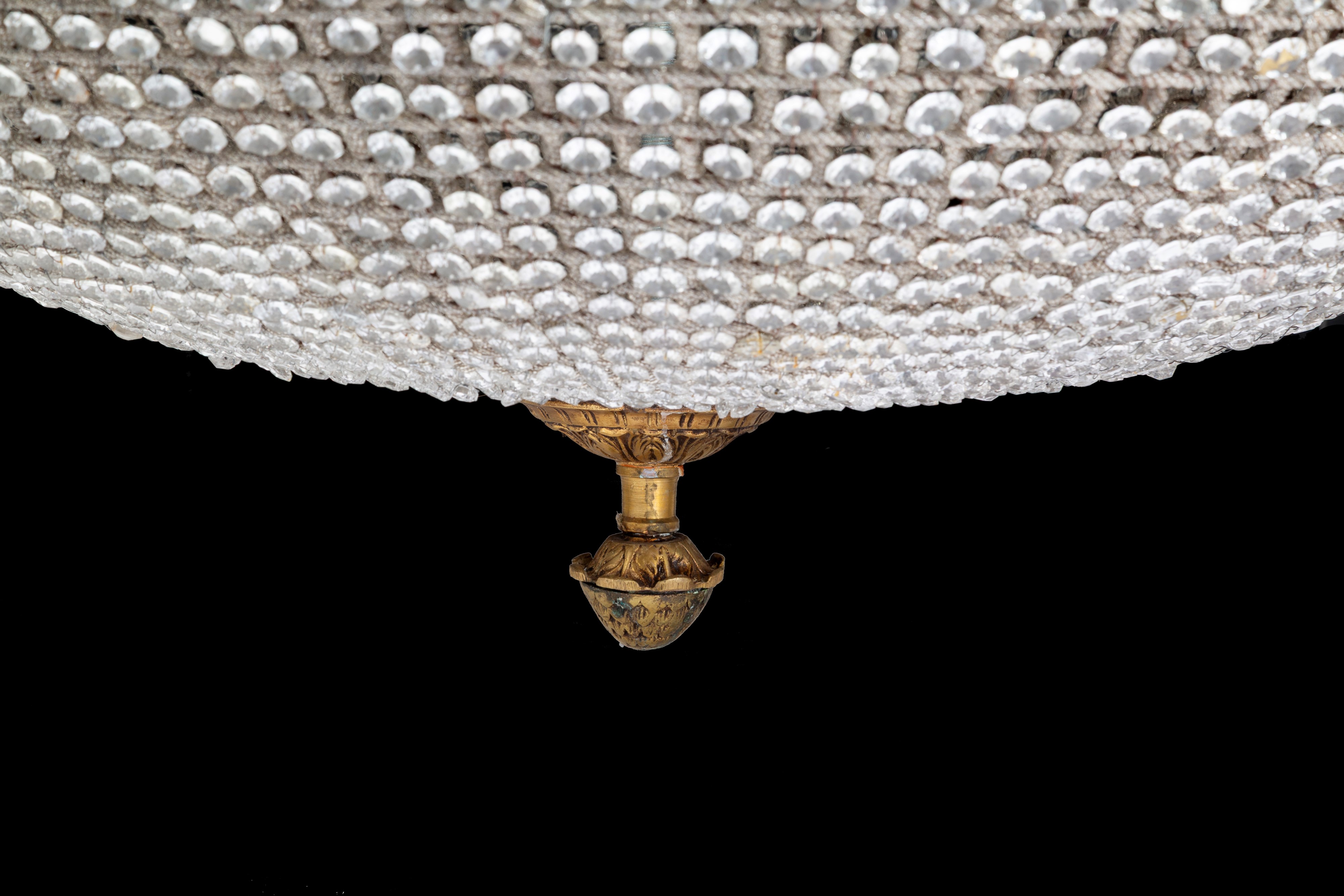 Lampadario in bronzo dorato con sedici luci e perline in vetro, XX secolo