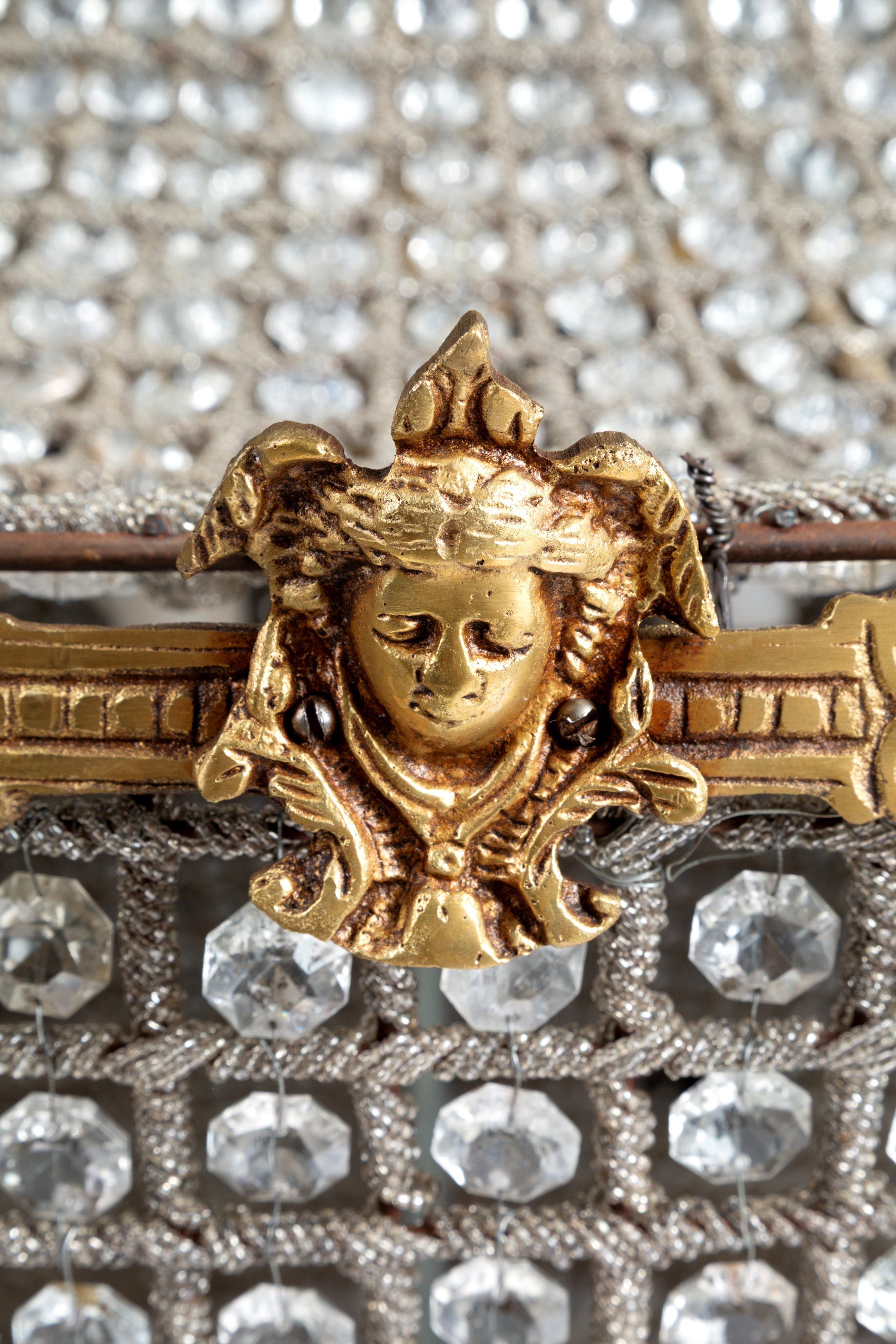 Lampadario in bronzo dorato con sedici luci e perline in vetro, XX secolo