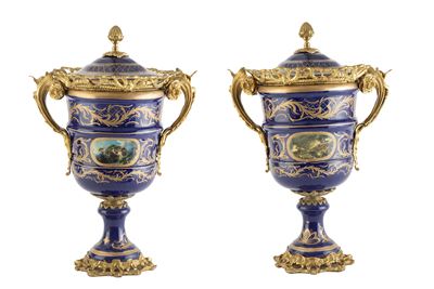 Coppia di grandi vasi in porcellana, fondo blu con paesaggi e bronzo dorato