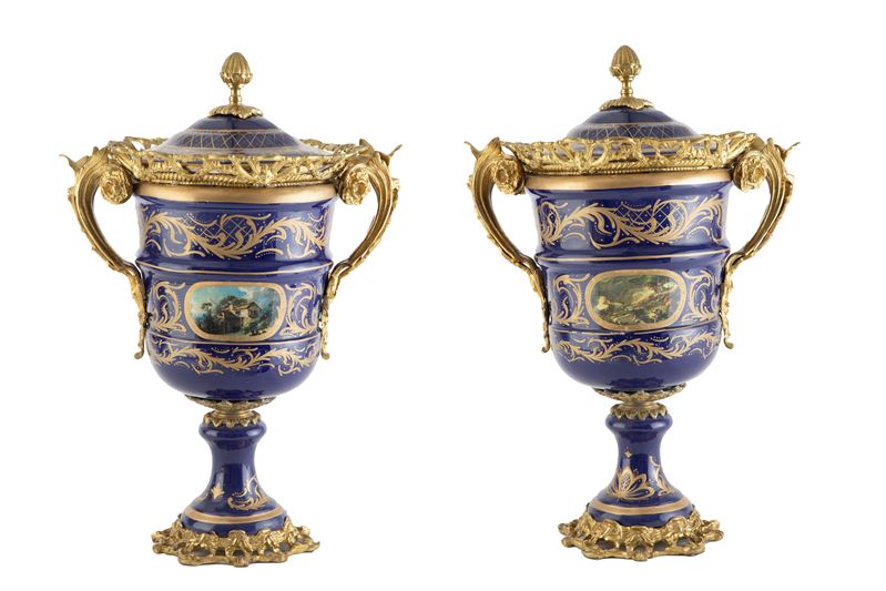 Coppia di grandi vasi in porcellana, fondo blu con paesaggi e bronzo dorato