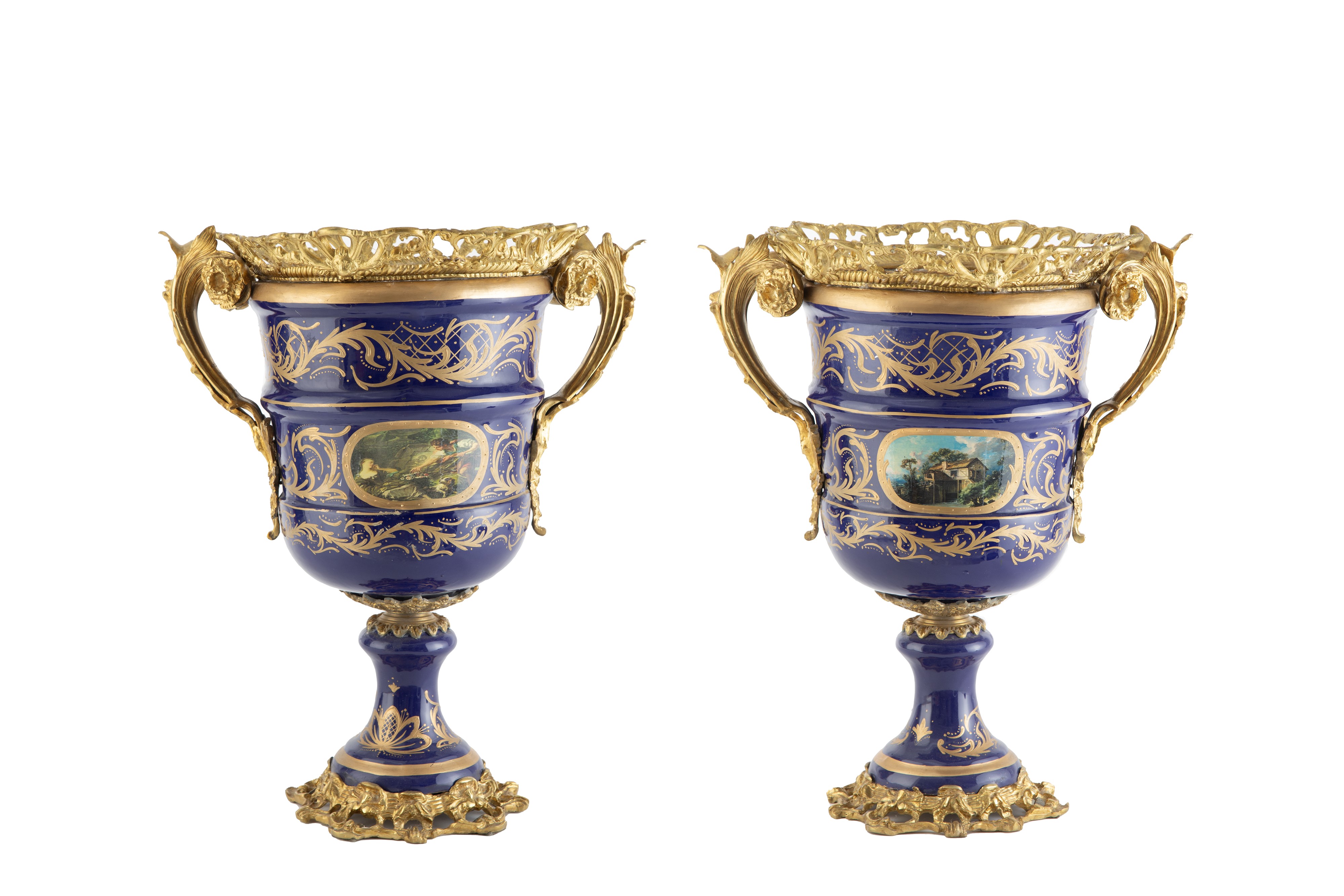 Coppia di grandi vasi in porcellana, fondo blu con paesaggi e bronzo dorato