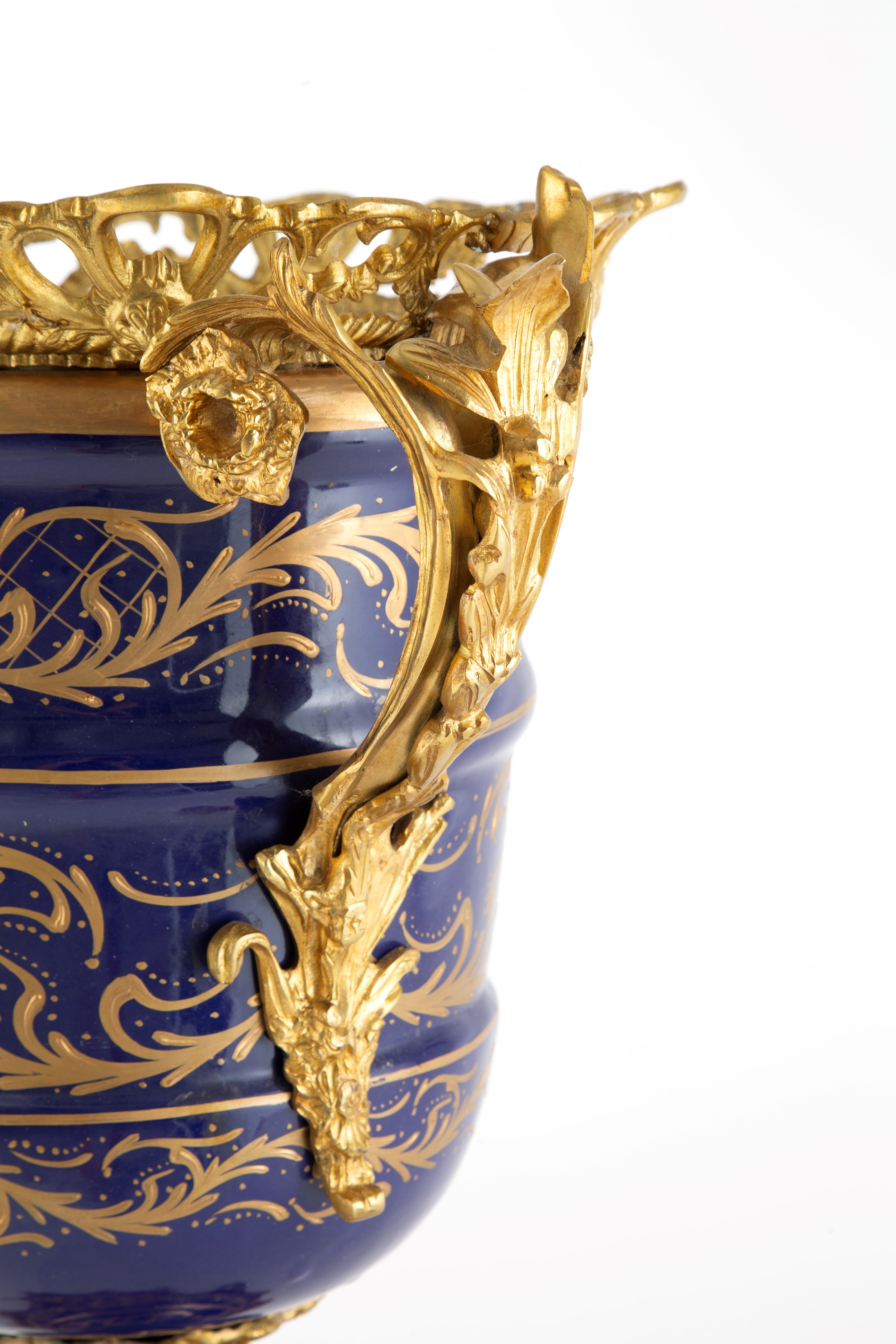 Coppia di grandi vasi in porcellana, fondo blu con paesaggi e bronzo dorato