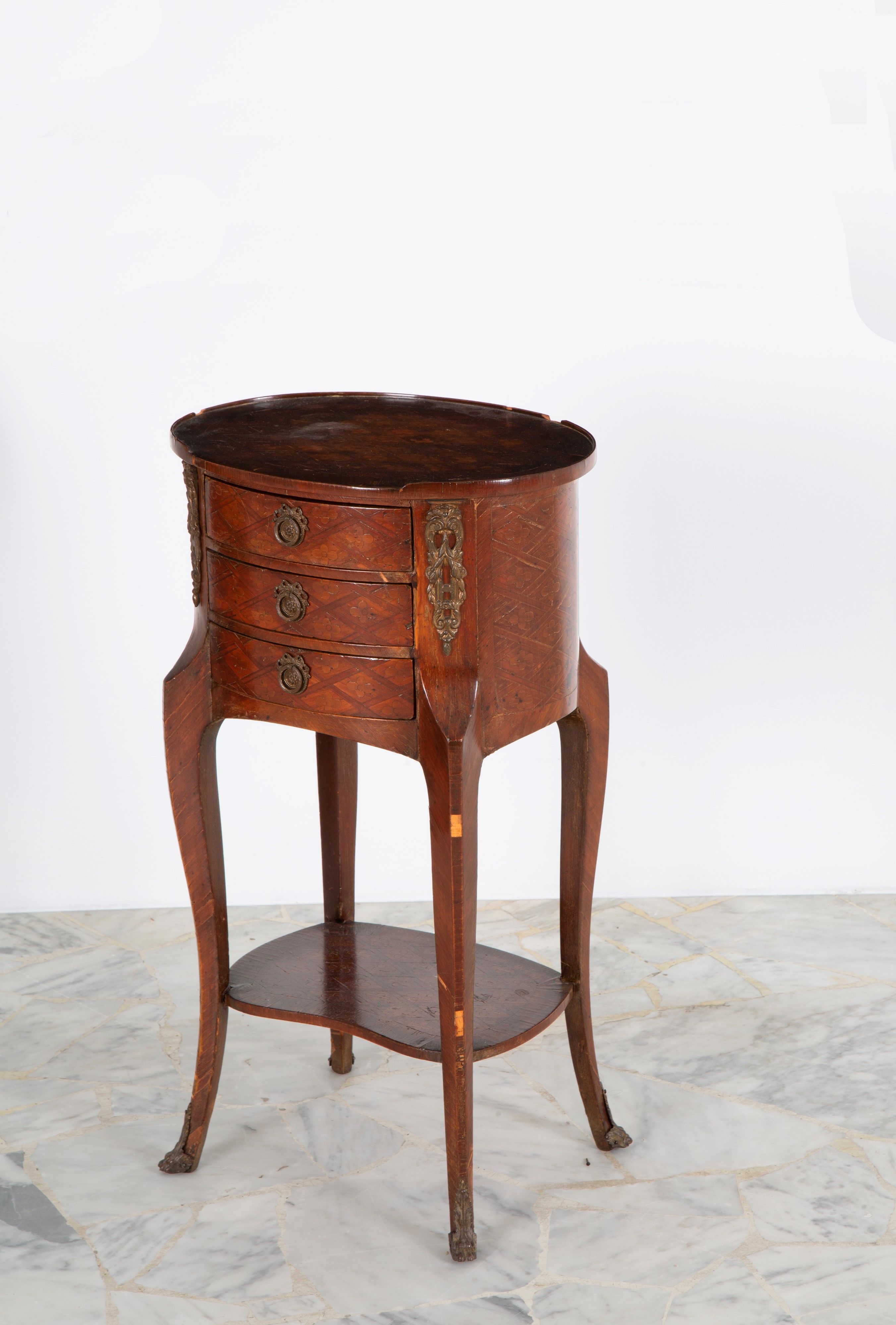 Mobiletto ovale, legno intarsiato, XIX secolo