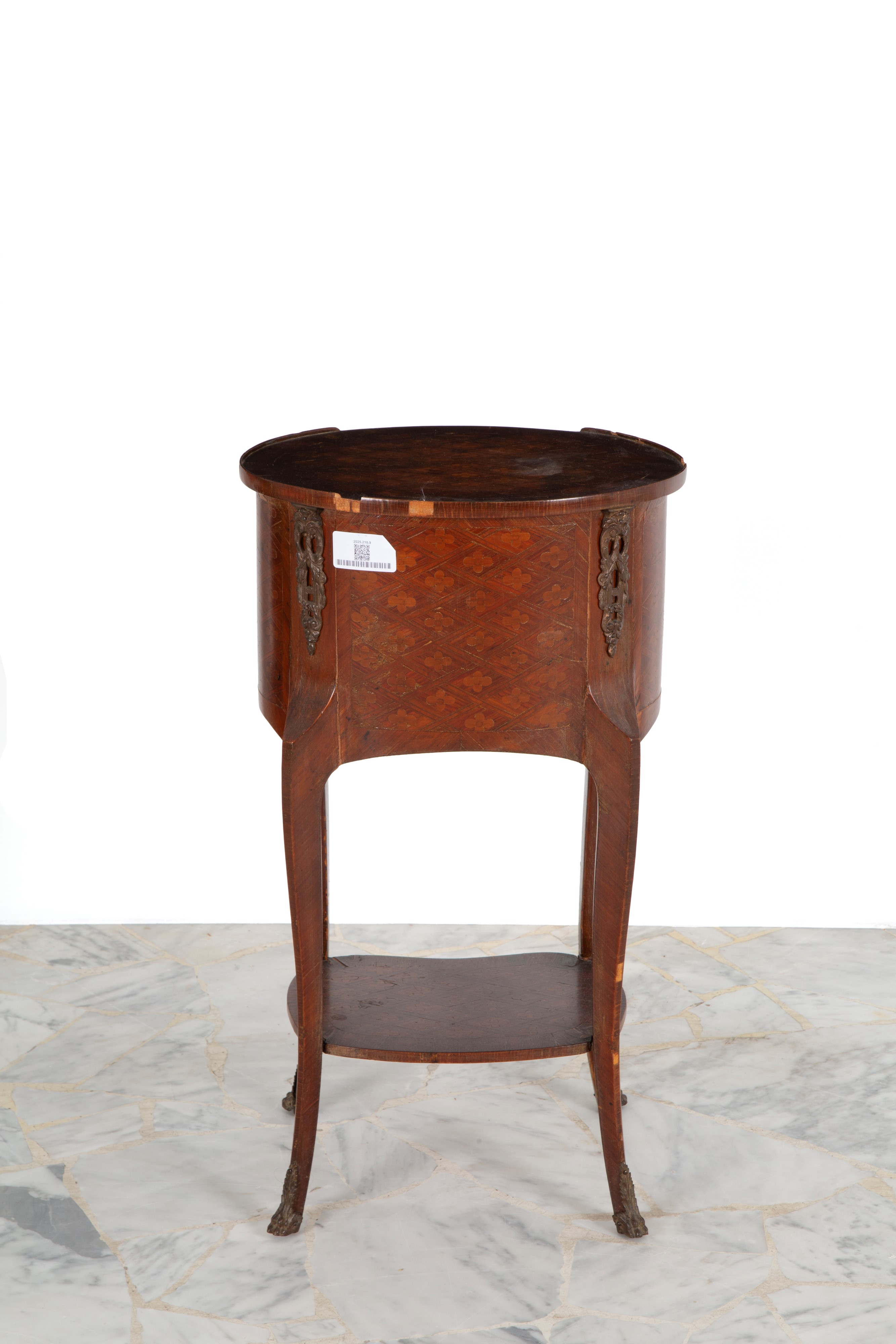 Mobiletto ovale, legno intarsiato, XIX secolo