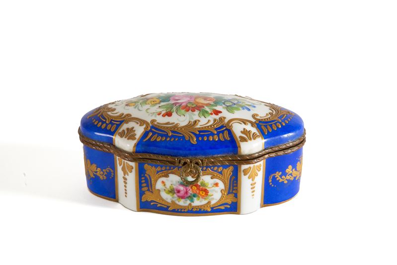 Scatola polilobata in porcellana. JD DUMONT LIMOGES